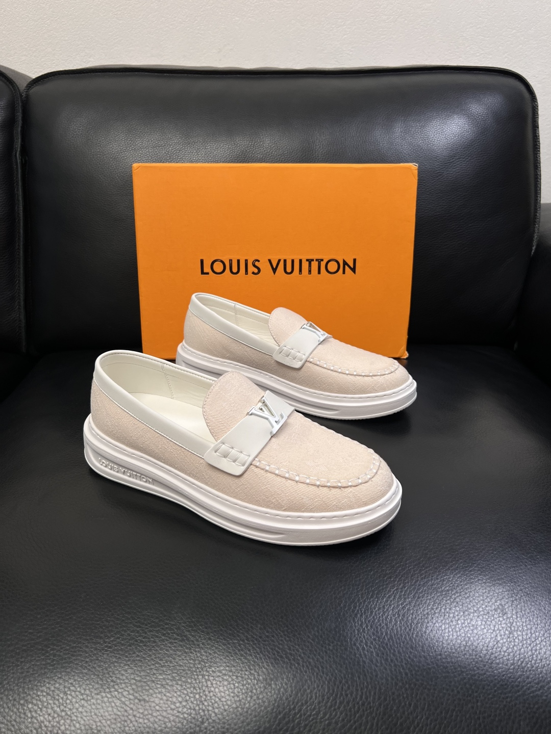 Lv  高品质  顶级工艺品  路易威登，运动板鞋专柜同步，鞋面意大利进口，高品质拼接缤纷色彩复杂工艺品