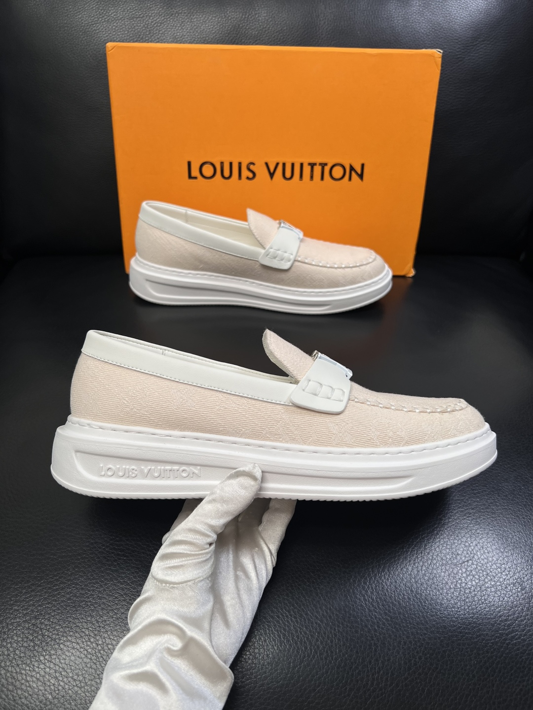 Lv  高品质  顶级工艺品  路易威登，运动板鞋专柜同步，鞋面意大利进口，高品质拼接缤纷色彩复杂工艺品