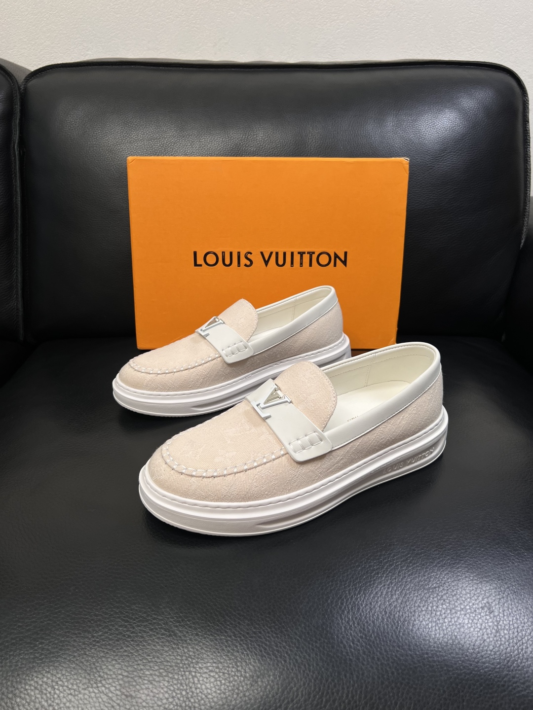 Lv  高品质  顶级工艺品  路易威登，运动板鞋专柜同步，鞋面意大利进口，高品质拼接缤纷色彩复杂工艺品