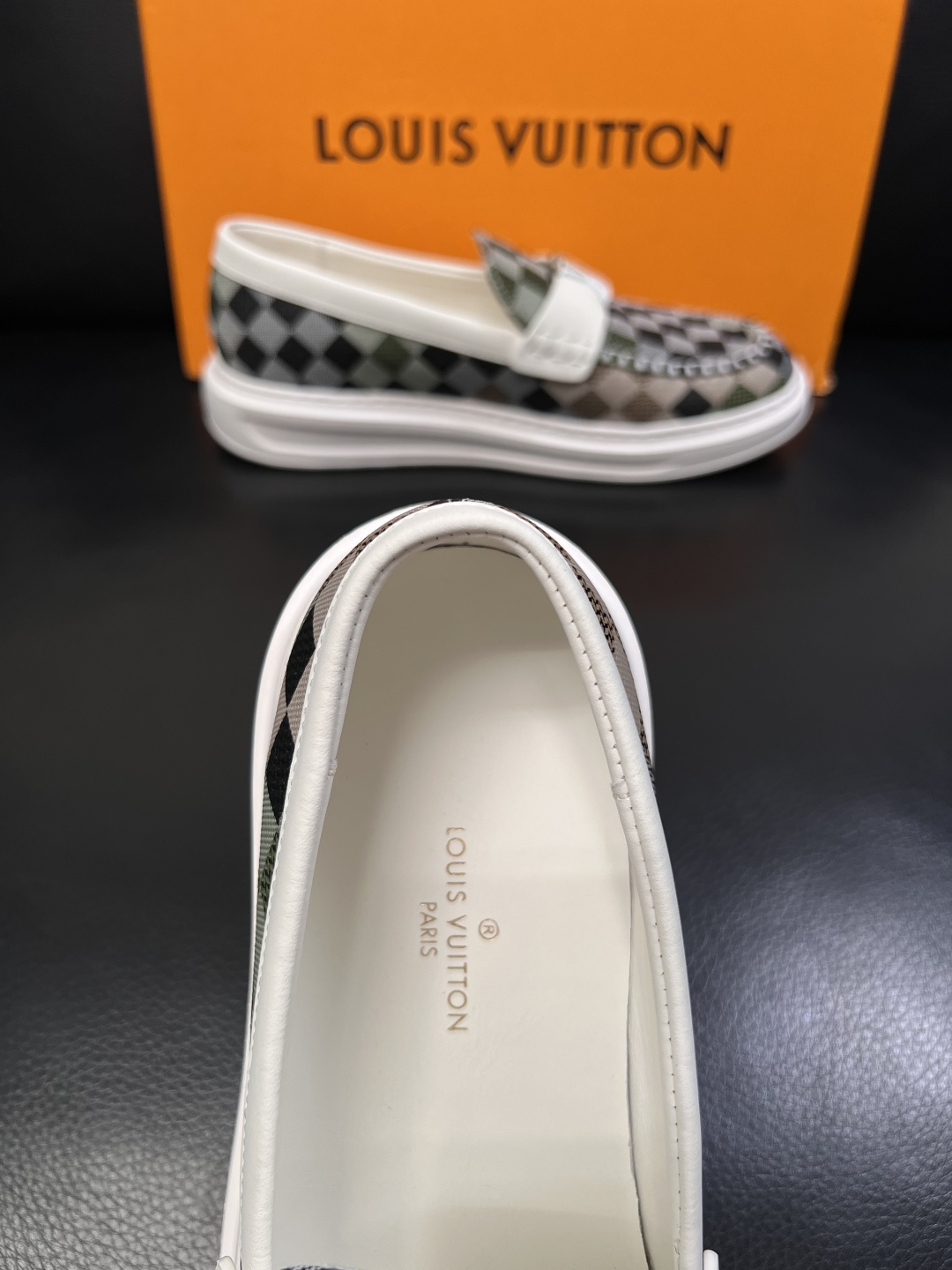 Lv  高品质  顶级工艺品  路易威登，运动板鞋专柜同步，鞋面意大利进口，高品质拼接缤纷色彩复杂工艺品