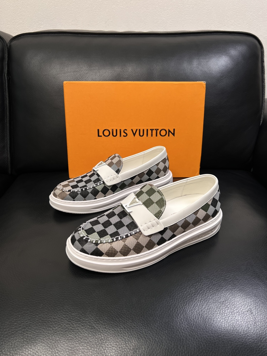 Lv  高品质  顶级工艺品  路易威登，运动板鞋专柜同步，鞋面意大利进口，高品质拼接缤纷色彩复杂工艺品