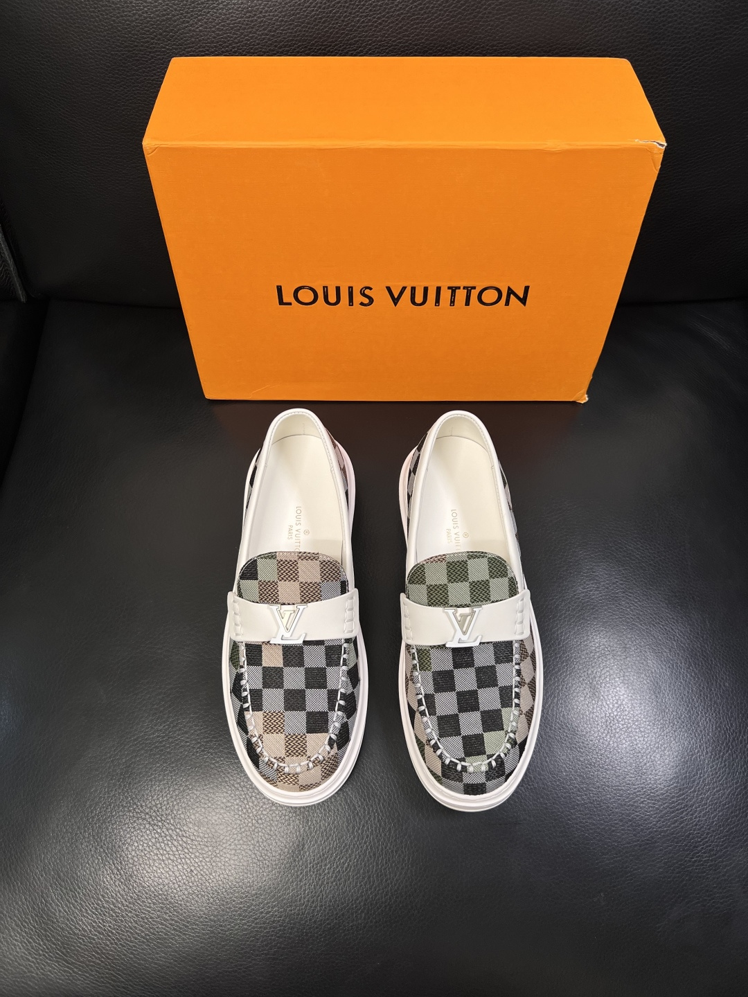 Lv  高品质  顶级工艺品  路易威登，运动板鞋专柜同步，鞋面意大利进口，高品质拼接缤纷色彩复杂工艺品