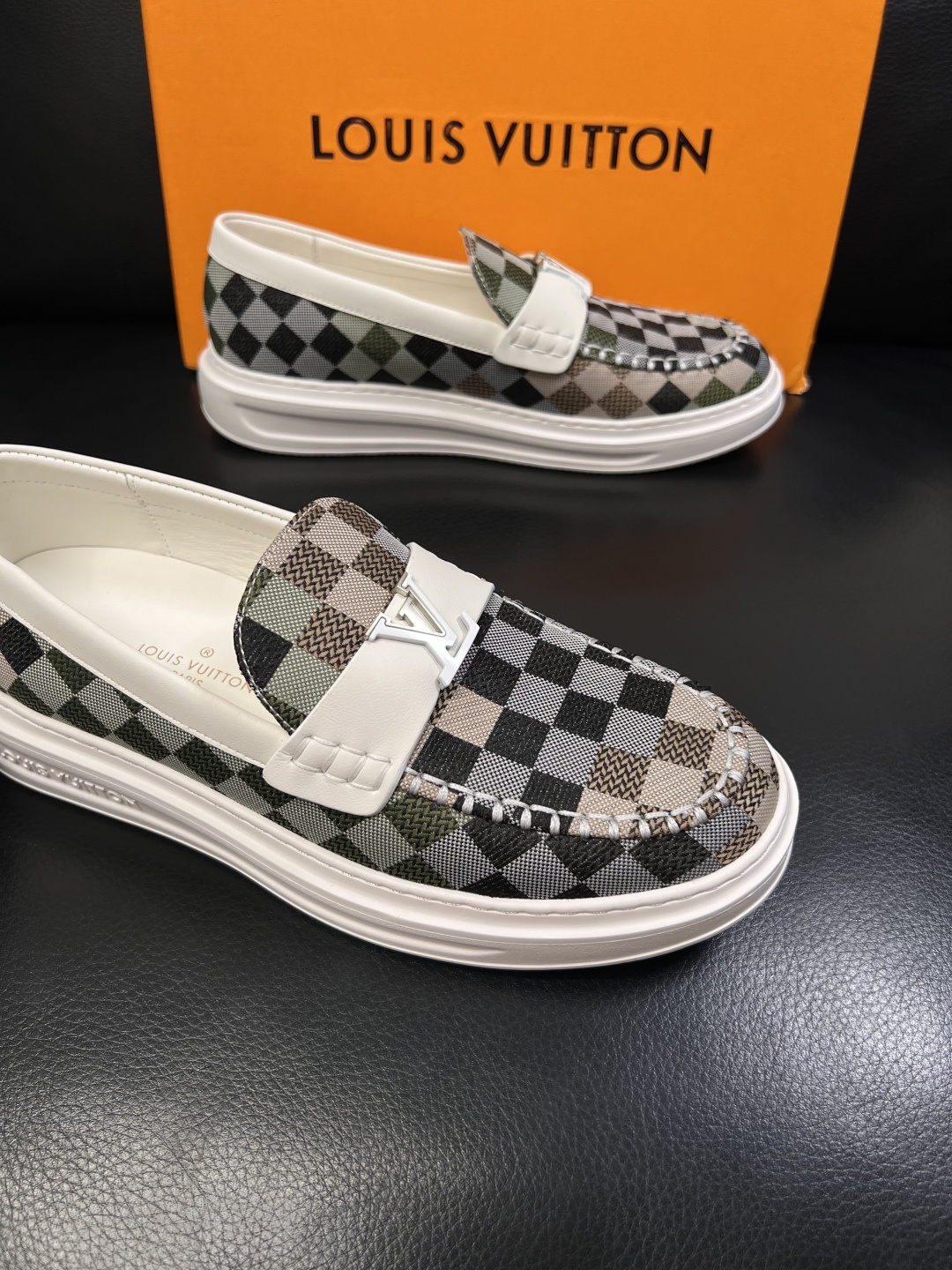 Lv  高品质  顶级工艺品  路易威登，运动板鞋专柜同步，鞋面意大利进口，高品质拼接缤纷色彩复杂工艺品