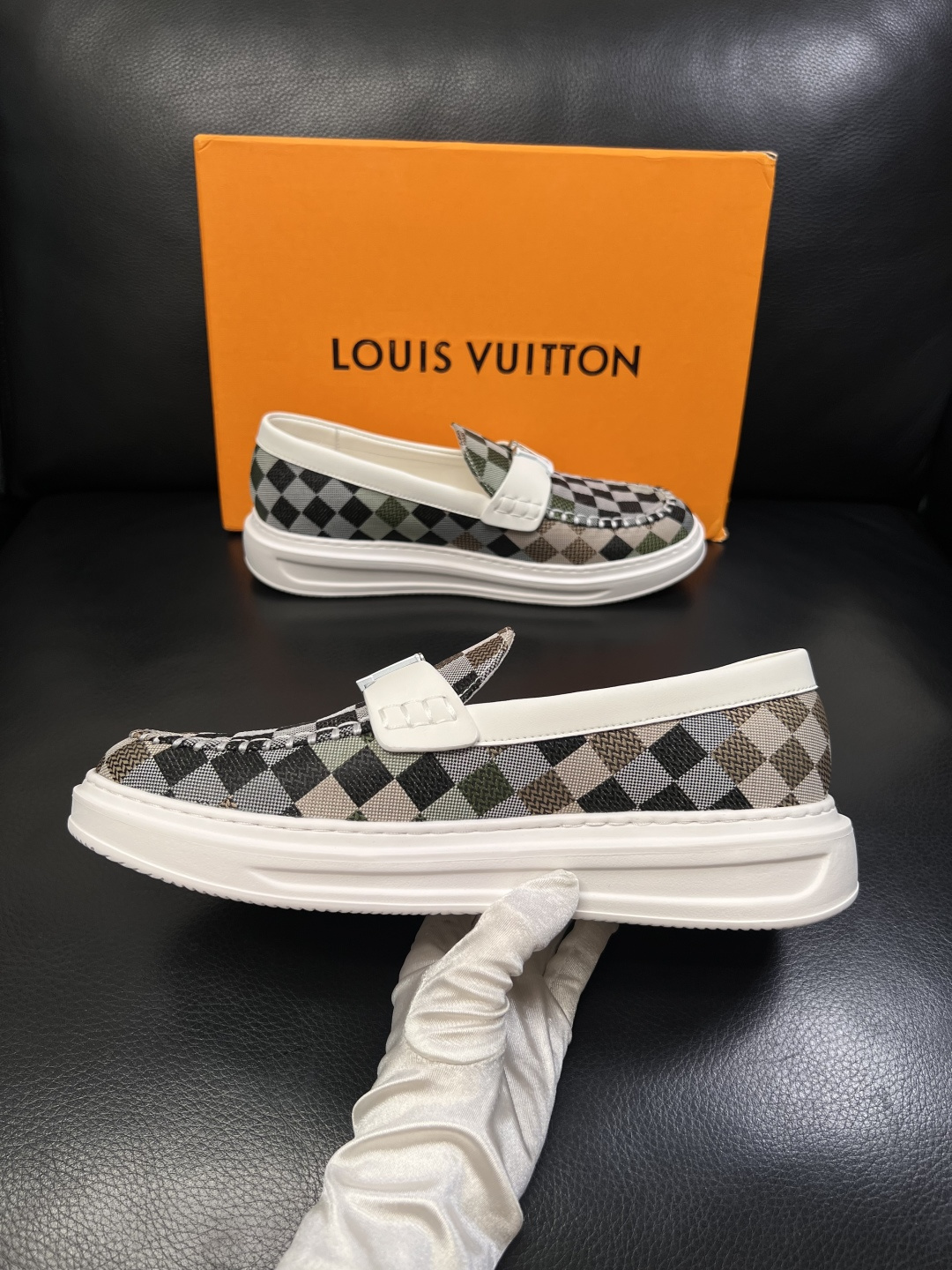 Lv  高品质  顶级工艺品  路易威登，运动板鞋专柜同步，鞋面意大利进口，高品质拼接缤纷色彩复杂工艺品