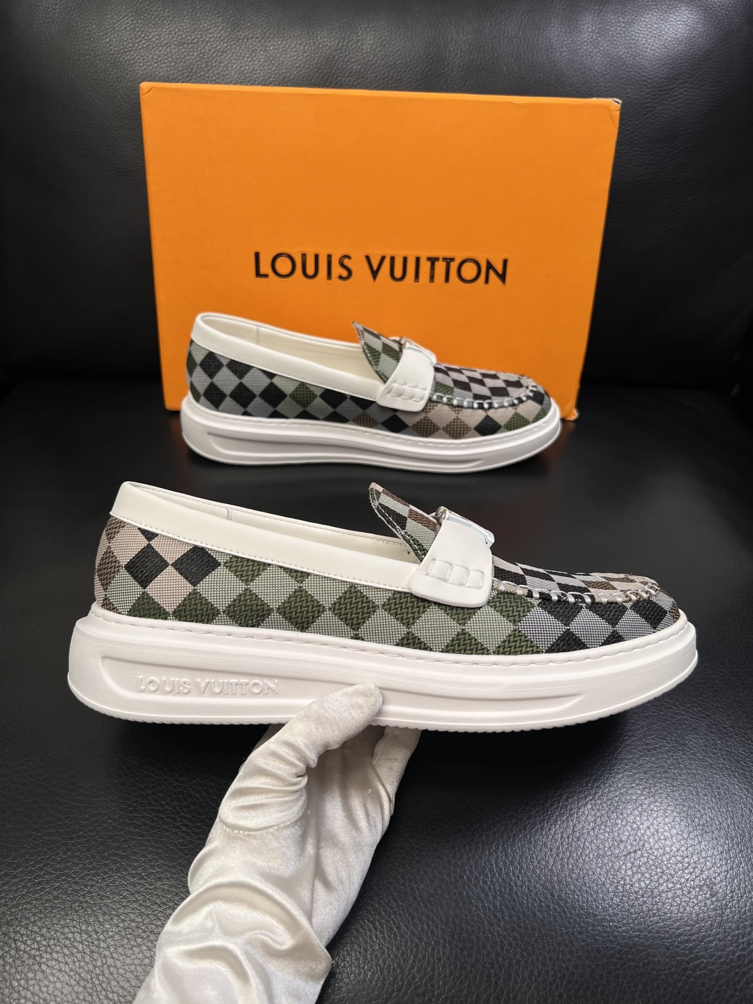 Lv  高品质  顶级工艺品  路易威登，运动板鞋专柜同步，鞋面意大利进口，高品质拼接缤纷色彩复杂工艺品