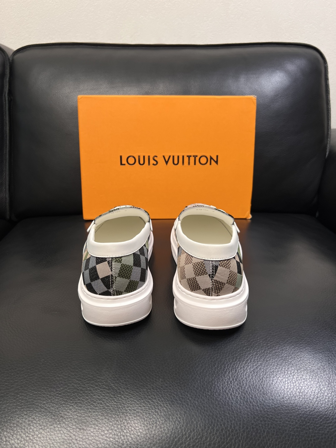 Lv  高品质  顶级工艺品  路易威登，运动板鞋专柜同步，鞋面意大利进口，高品质拼接缤纷色彩复杂工艺品