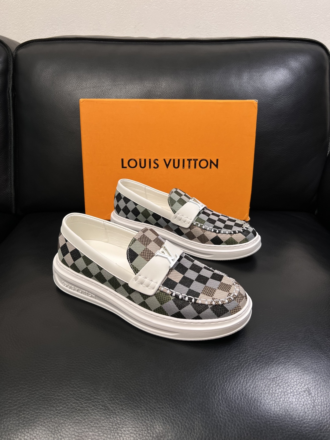 Lv  高品质  顶级工艺品  路易威登，运动板鞋专柜同步，鞋面意大利进口，高品质拼接缤纷色彩复杂工艺品