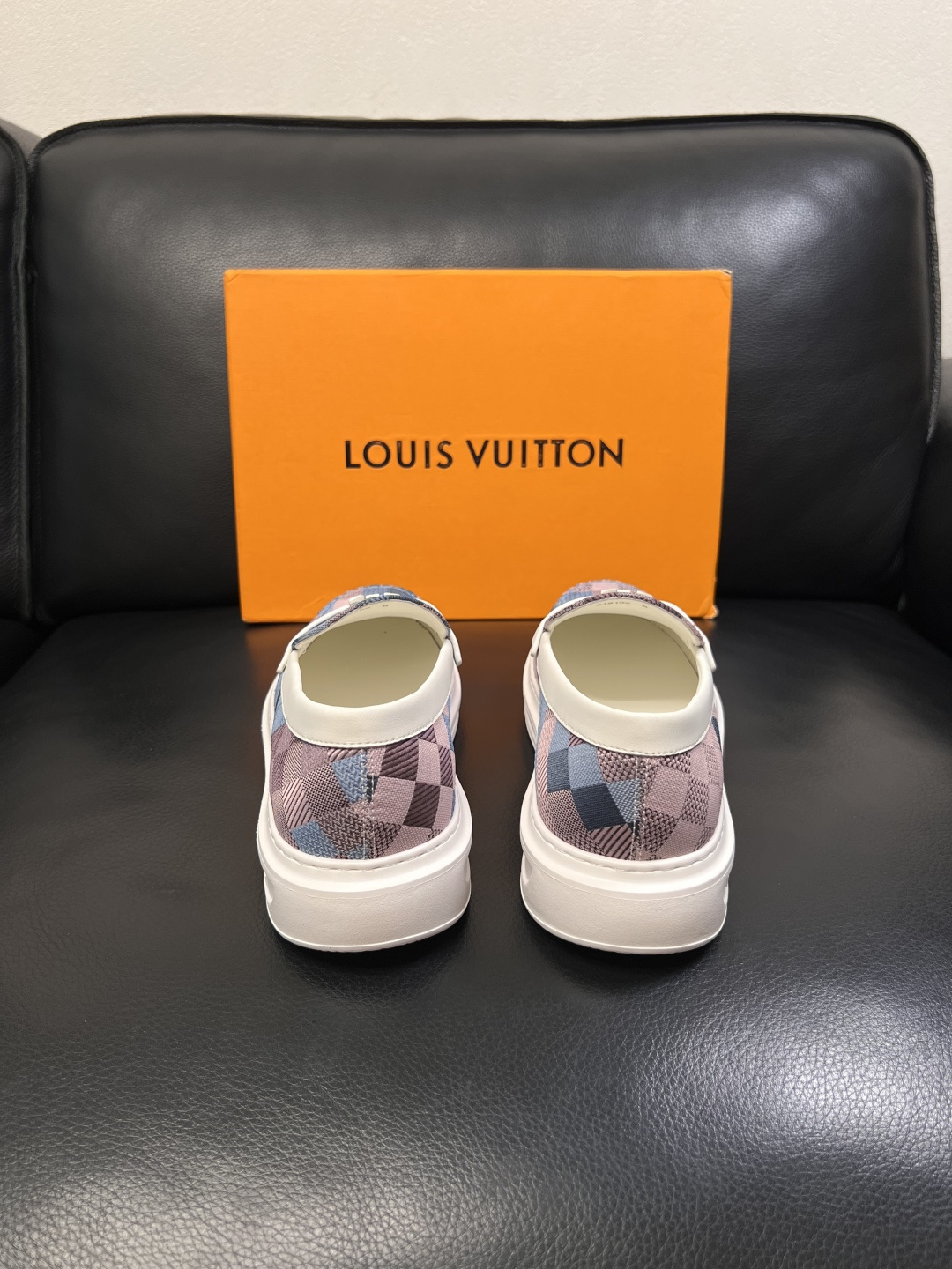 Lv  高品质  顶级工艺品  路易威登，运动板鞋专柜同步，鞋面意大利进口，高品质拼接缤纷色彩复杂工艺品