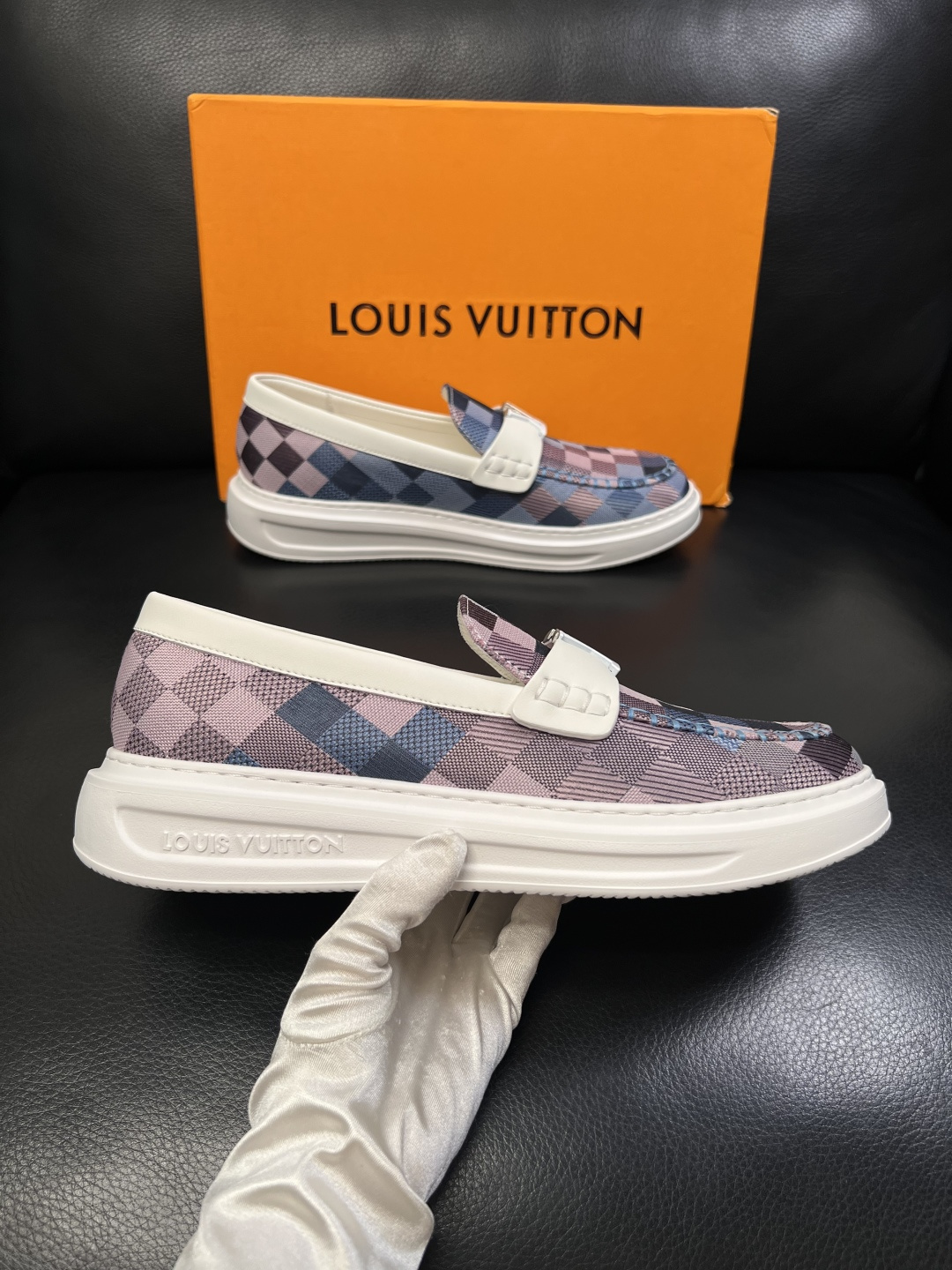 Lv  高品质  顶级工艺品  路易威登，运动板鞋专柜同步，鞋面意大利进口，高品质拼接缤纷色彩复杂工艺品