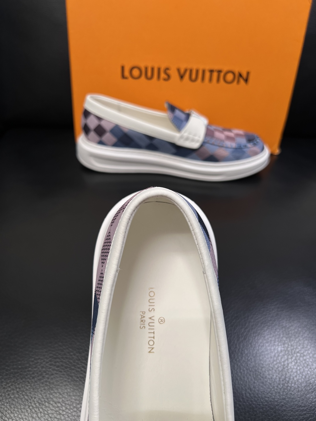 Lv  高品质  顶级工艺品  路易威登，运动板鞋专柜同步，鞋面意大利进口，高品质拼接缤纷色彩复杂工艺品