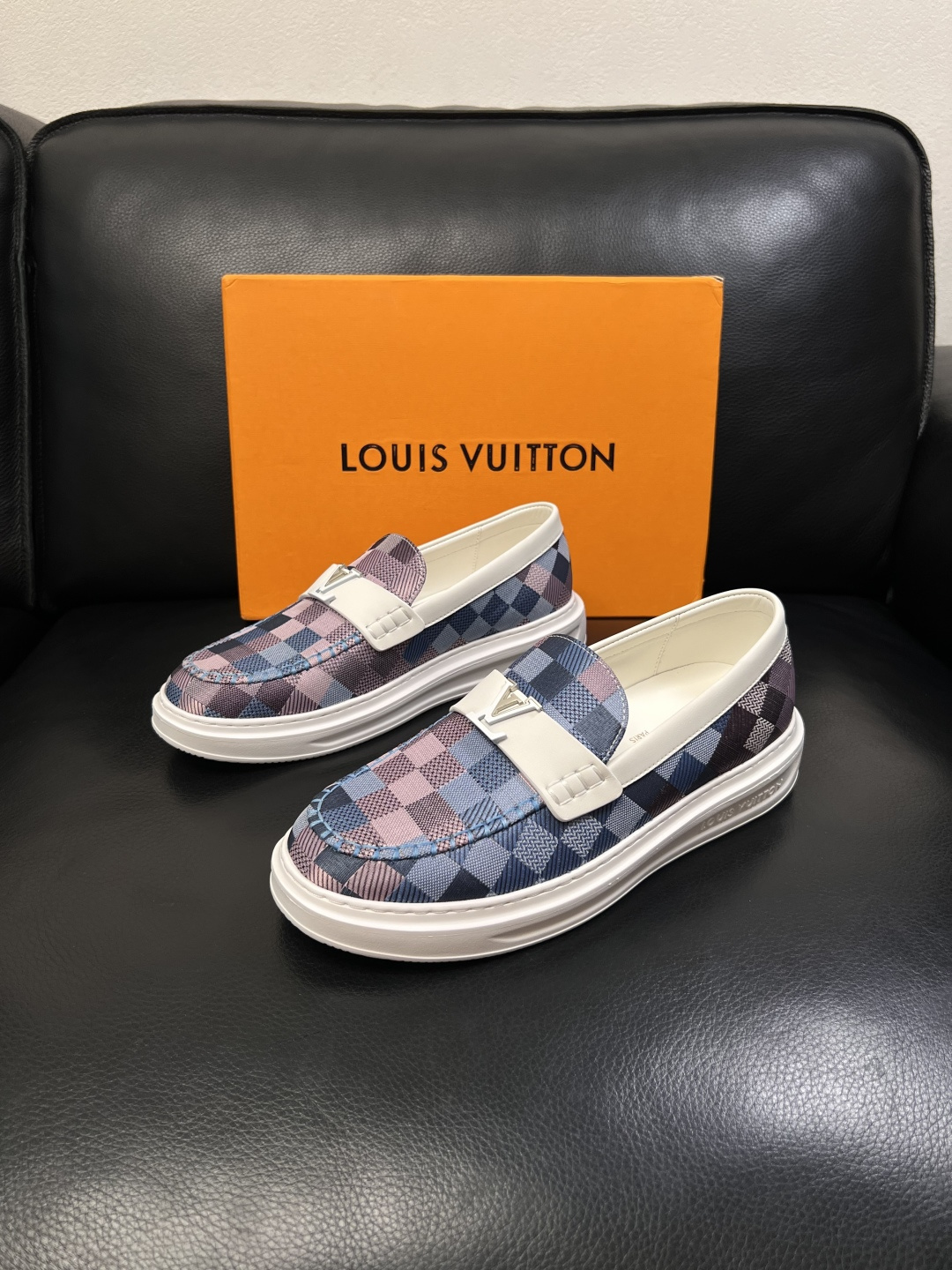 Lv  高品质  顶级工艺品  路易威登，运动板鞋专柜同步，鞋面意大利进口，高品质拼接缤纷色彩复杂工艺品