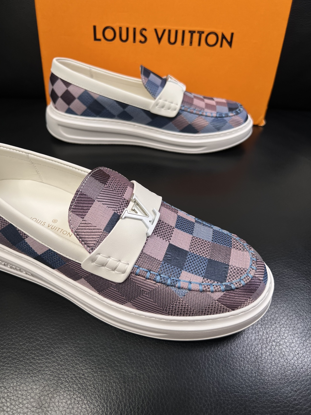 Lv  高品质  顶级工艺品  路易威登，运动板鞋专柜同步，鞋面意大利进口，高品质拼接缤纷色彩复杂工艺品