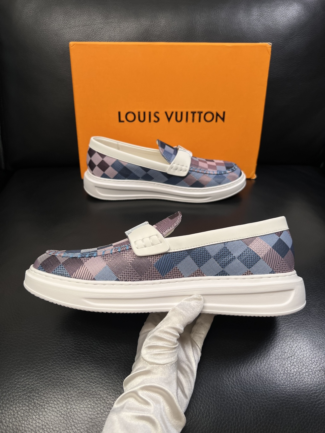 Lv  高品质  顶级工艺品  路易威登，运动板鞋专柜同步，鞋面意大利进口，高品质拼接缤纷色彩复杂工艺品