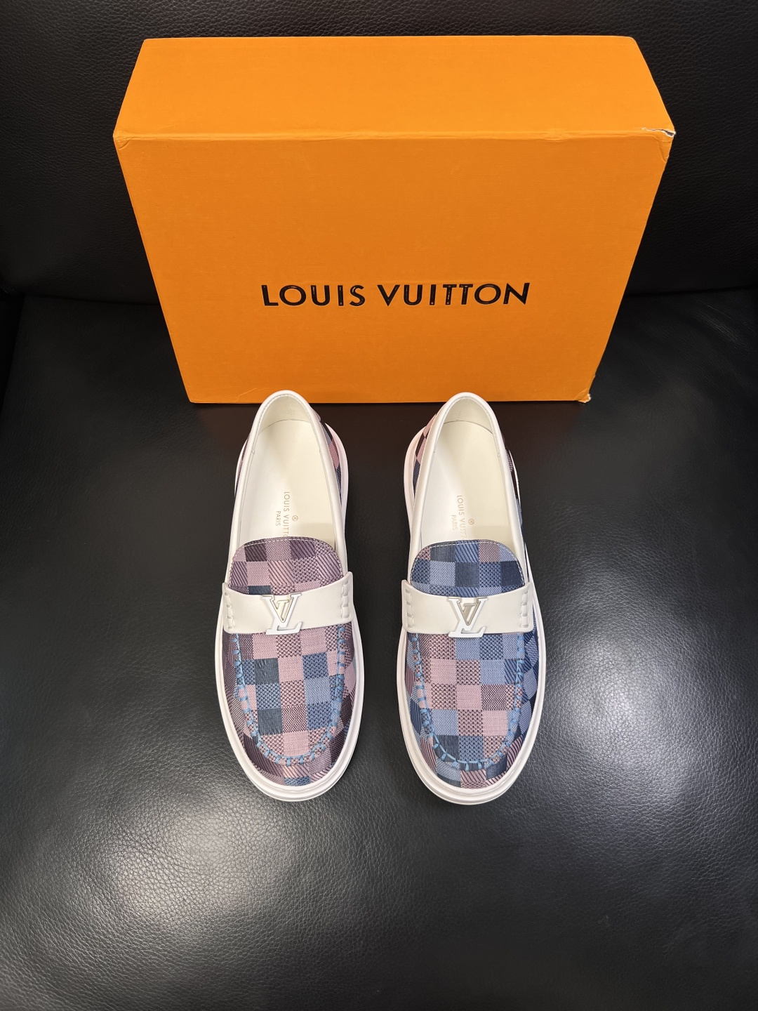 Lv  高品质  顶级工艺品  路易威登，运动板鞋专柜同步，鞋面意大利进口，高品质拼接缤纷色彩复杂工艺品