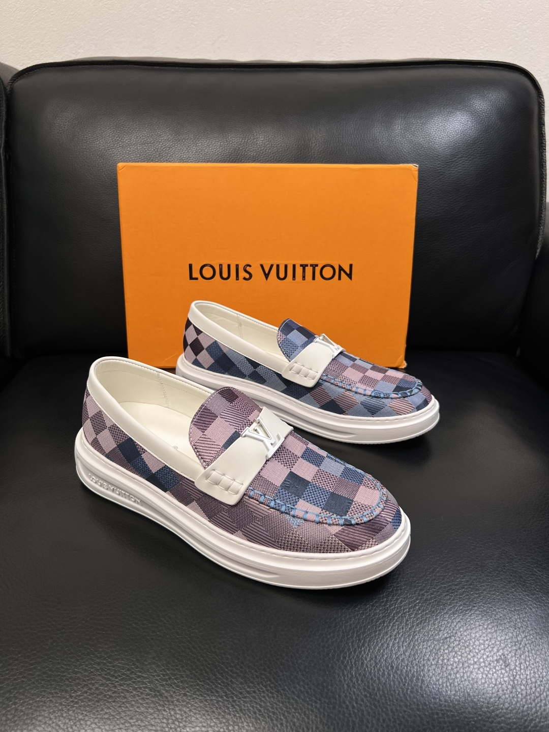 Lv  高品质  顶级工艺品  路易威登，运动板鞋专柜同步，鞋面意大利进口，高品质拼接缤纷色彩复杂工艺品