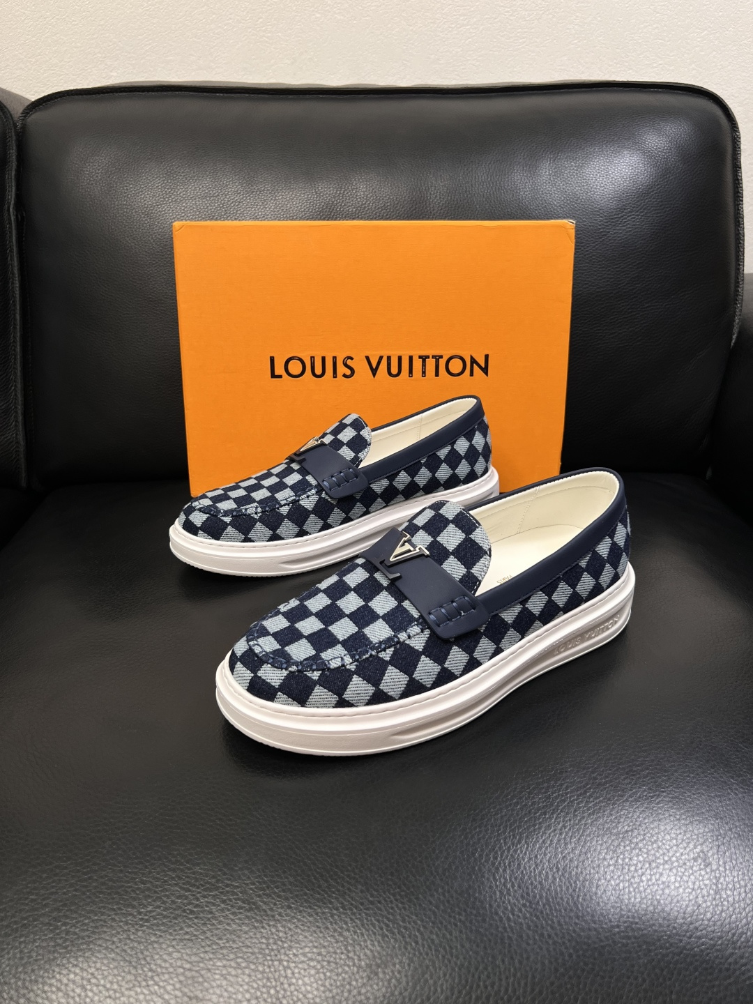 Lv  高品质  顶级工艺品  路易威登，运动板鞋专柜同步，鞋面意大利进口，高品质拼接缤纷色彩复杂工艺品