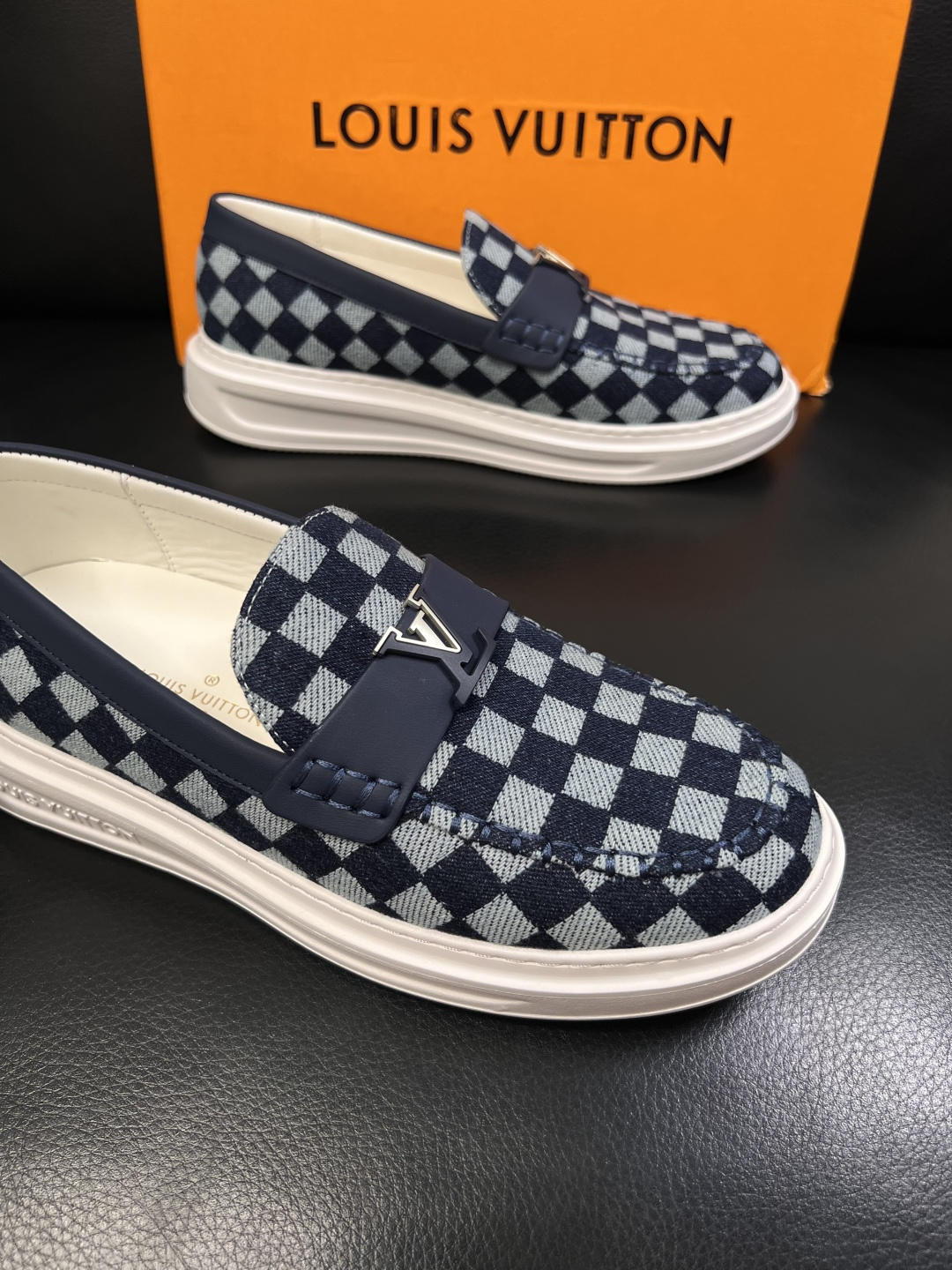 Lv  高品质  顶级工艺品  路易威登，运动板鞋专柜同步，鞋面意大利进口，高品质拼接缤纷色彩复杂工艺品