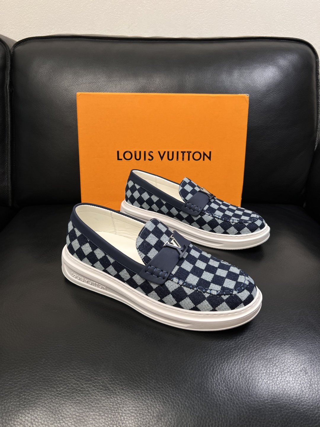 NO:851021,Lv high-quality top crafts Louis Vuitton, sports sneakers counter synchronization, uppers imported from Italy, high-quality splicing colorful complex crafts, imported mesh pads are soft and comfortable, original soles are specially provided by the original factory, TPU exclusive movable molded soles are super comfortable, original factory follow-up goods, code number 38-44 (customized 45), louis vuitton, louis vuitton19860909Lv 高品质 顶级工艺品 路易威登,运动板鞋专柜同步,鞋面意大利进口,高品质拼接缤纷色彩复杂工艺品,进口网布里垫柔软舒适,鞋底原厂特供原版底,TPU独家活动成型底超级舒适,原厂跟单货,码数 38-44（订做 45）,,louis vuitton,louis vuitton,Men's shoes
