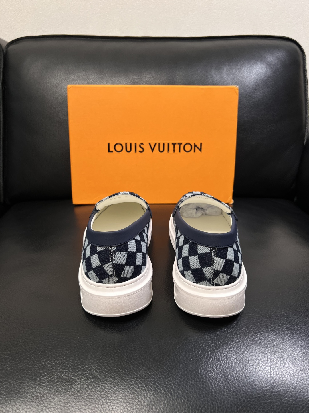 Lv  高品质  顶级工艺品  路易威登，运动板鞋专柜同步，鞋面意大利进口，高品质拼接缤纷色彩复杂工艺品