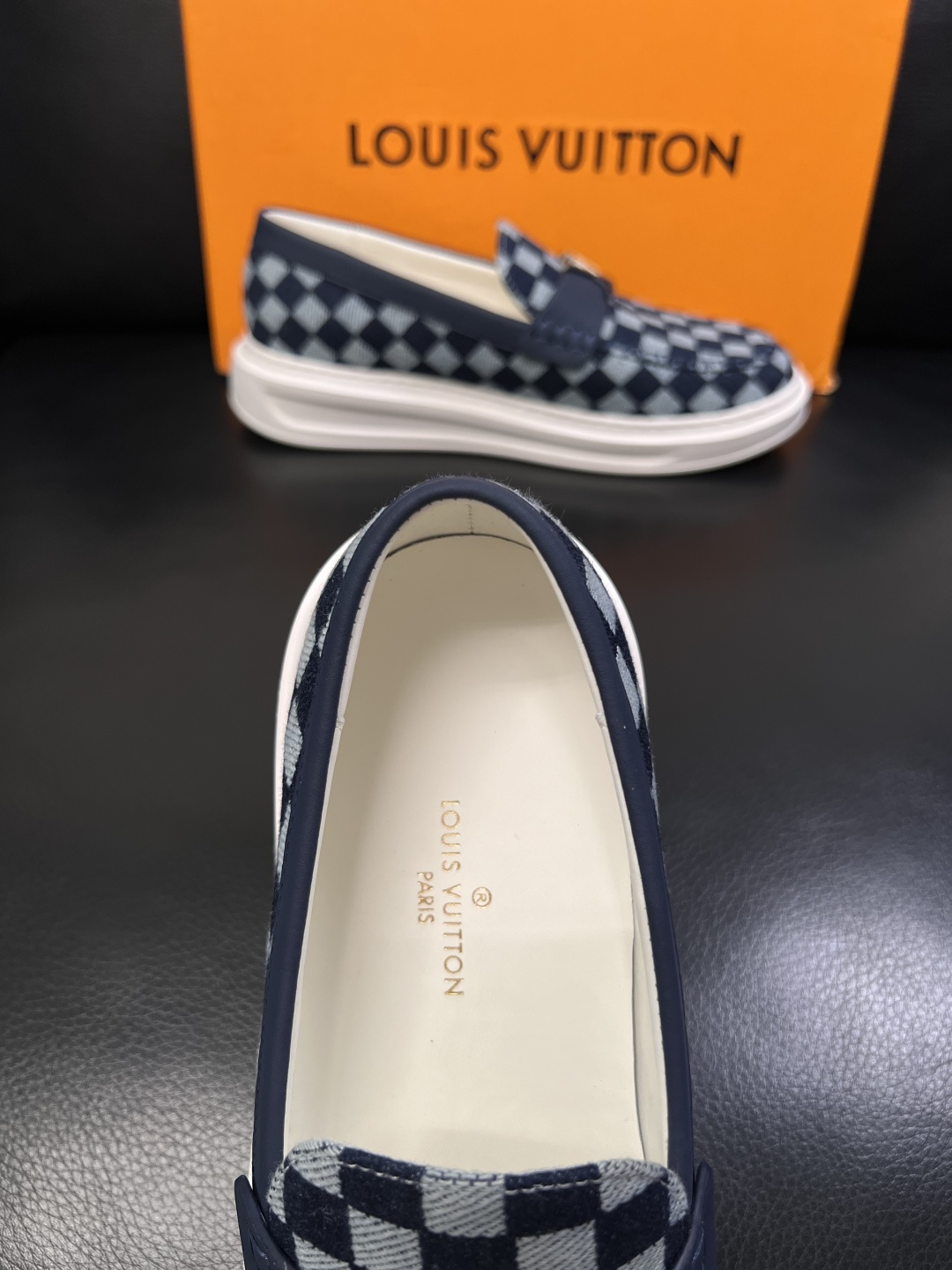 Lv  高品质  顶级工艺品  路易威登，运动板鞋专柜同步，鞋面意大利进口，高品质拼接缤纷色彩复杂工艺品