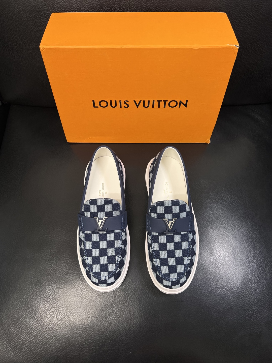 Lv  高品质  顶级工艺品  路易威登，运动板鞋专柜同步，鞋面意大利进口，高品质拼接缤纷色彩复杂工艺品
