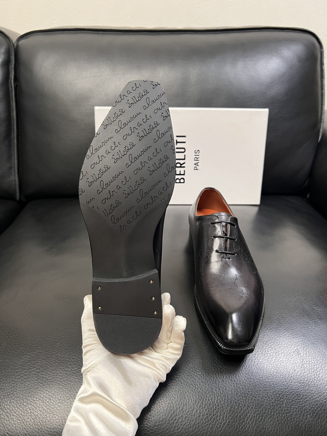 Berluti  顶级代购  布鲁提 专柜同步发售原厂配置，意大利进口牛皮面料，全进口水染牛皮里垫，鞋底