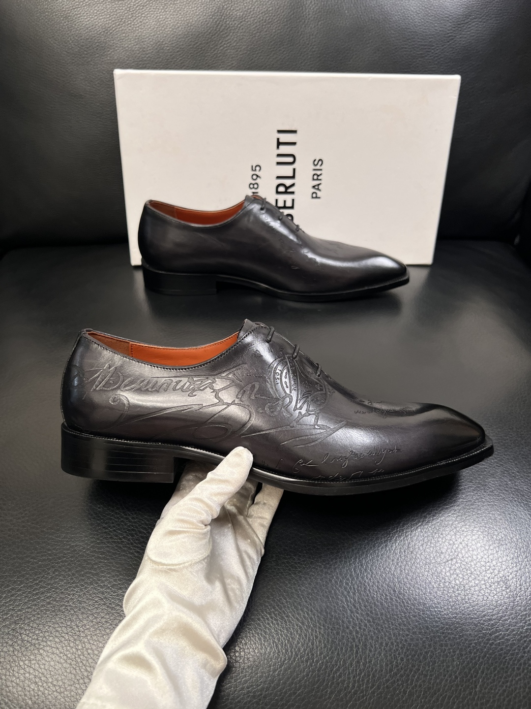 Berluti  顶级代购  布鲁提 专柜同步发售原厂配置，意大利进口牛皮面料，全进口水染牛皮里垫，鞋底