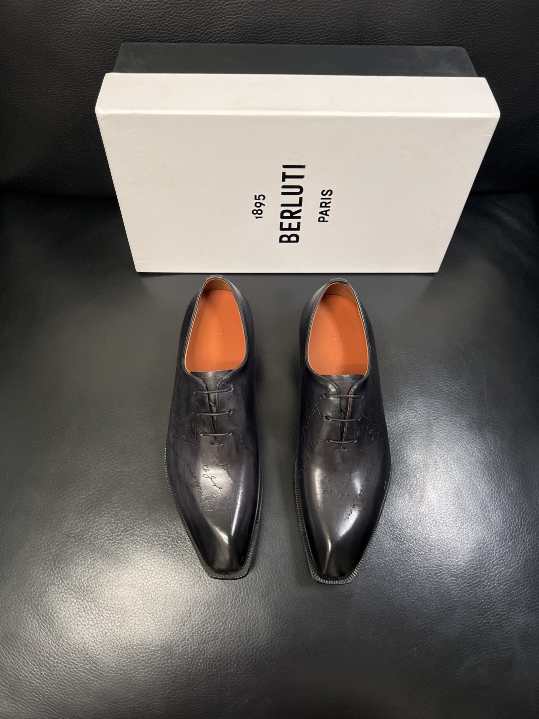 Berluti  顶级代购  布鲁提 专柜同步发售原厂配置，意大利进口牛皮面料，全进口水染牛皮里垫，鞋底