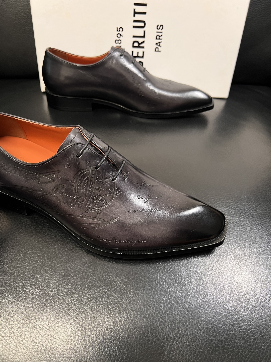 Berluti  顶级代购  布鲁提 专柜同步发售原厂配置，意大利进口牛皮面料，全进口水染牛皮里垫，鞋底