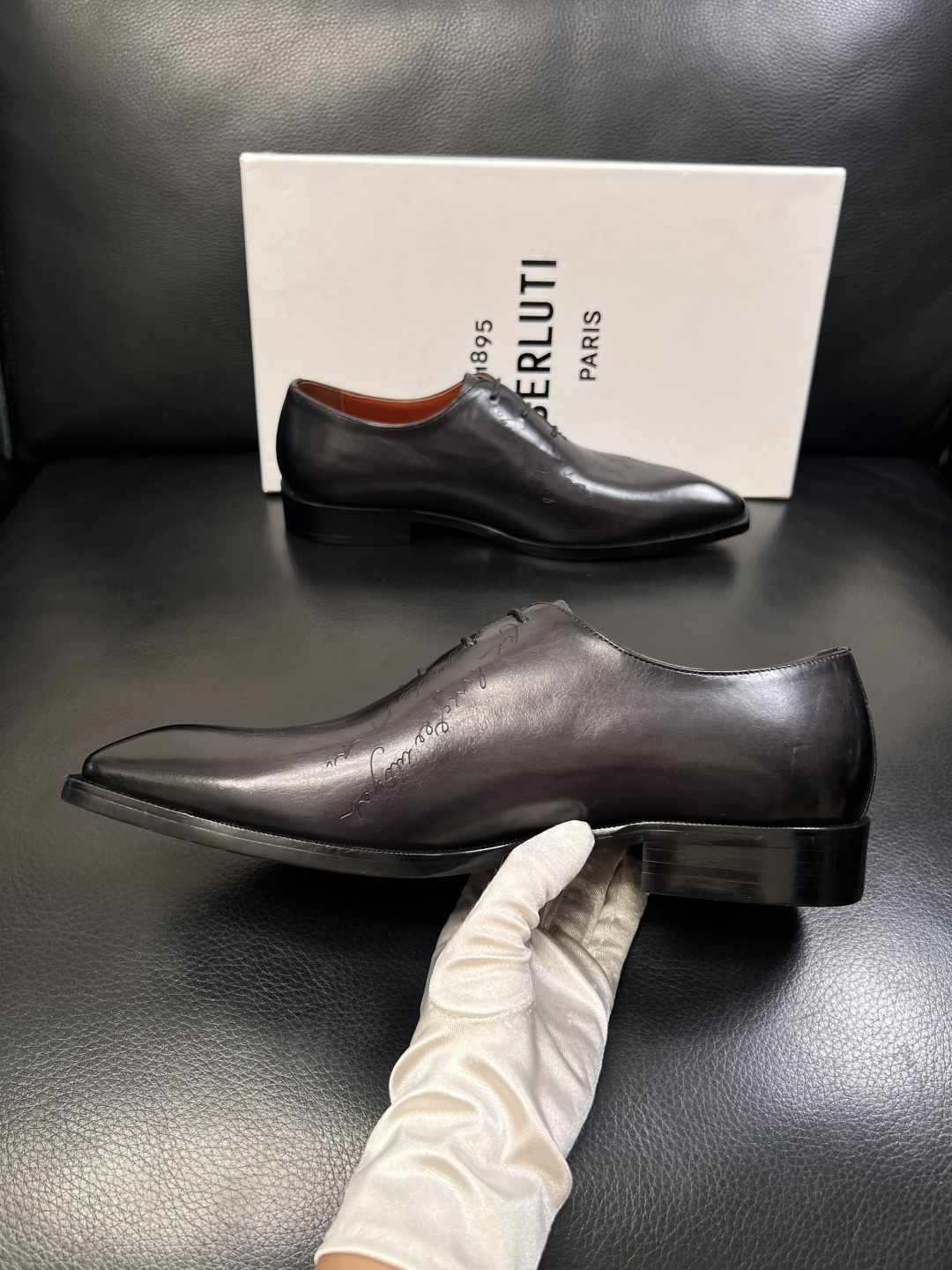 Berluti  顶级代购  布鲁提 专柜同步发售原厂配置，意大利进口牛皮面料，全进口水染牛皮里垫，鞋底