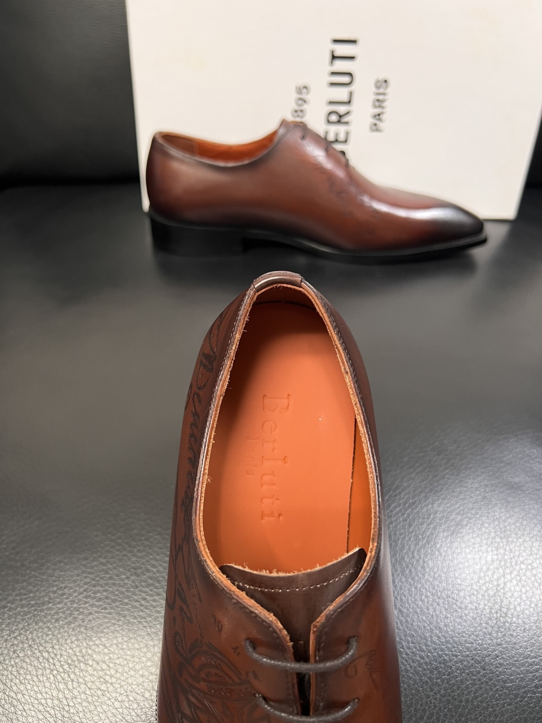 Berluti  顶级代购  布鲁提 专柜同步发售原厂配置，意大利进口牛皮面料，全进口水染牛皮里垫，鞋底
