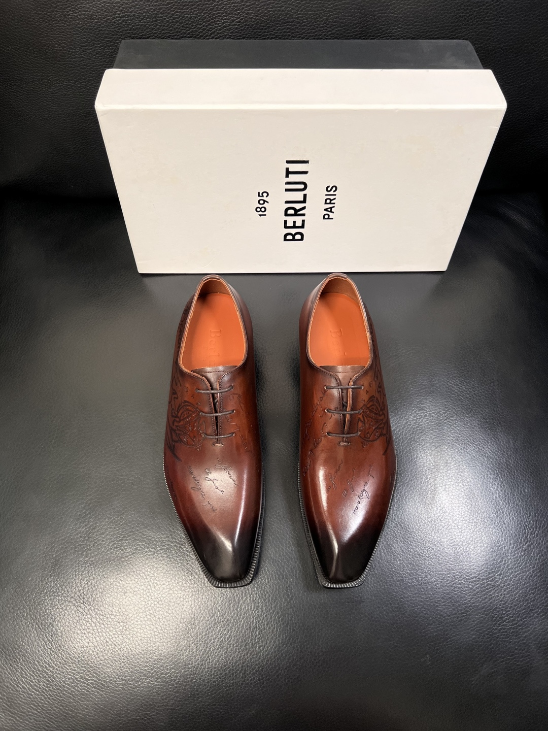 Berluti  顶级代购  布鲁提 专柜同步发售原厂配置，意大利进口牛皮面料，全进口水染牛皮里垫，鞋底