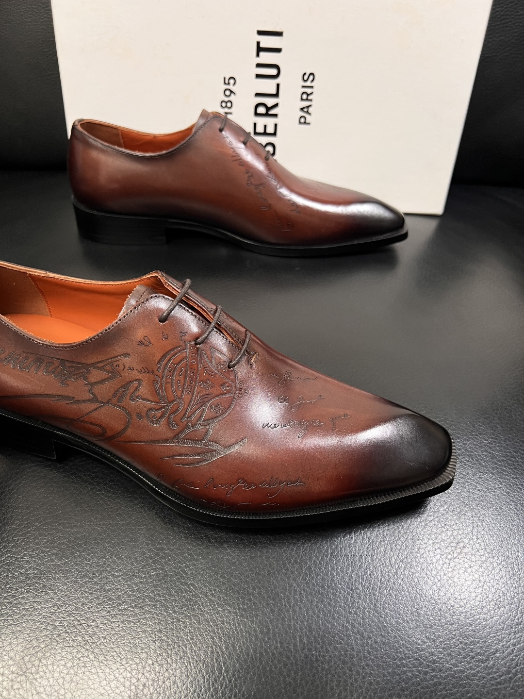 Berluti  顶级代购  布鲁提 专柜同步发售原厂配置，意大利进口牛皮面料，全进口水染牛皮里垫，鞋底