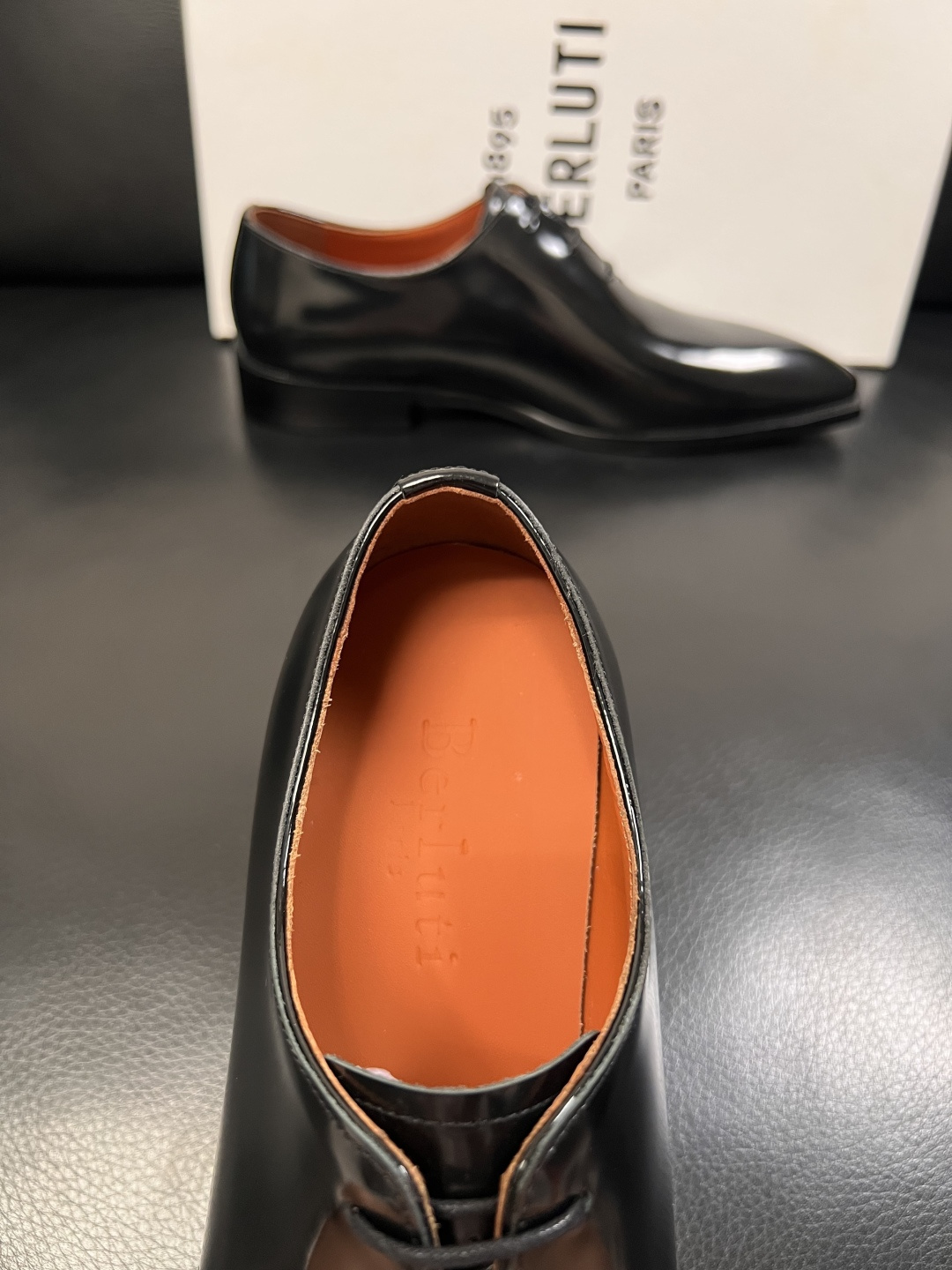 Berluti  顶级代购  布鲁提 专柜同步发售原厂配置，意大利进口牛皮面料，全进口水染牛皮里垫，鞋底