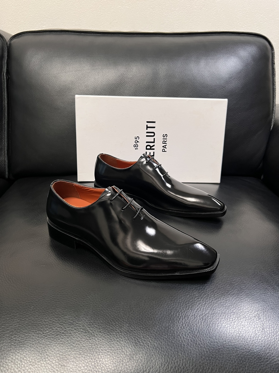 Berluti  顶级代购  布鲁提 专柜同步发售原厂配置，意大利进口牛皮面料，全进口水染牛皮里垫，鞋底