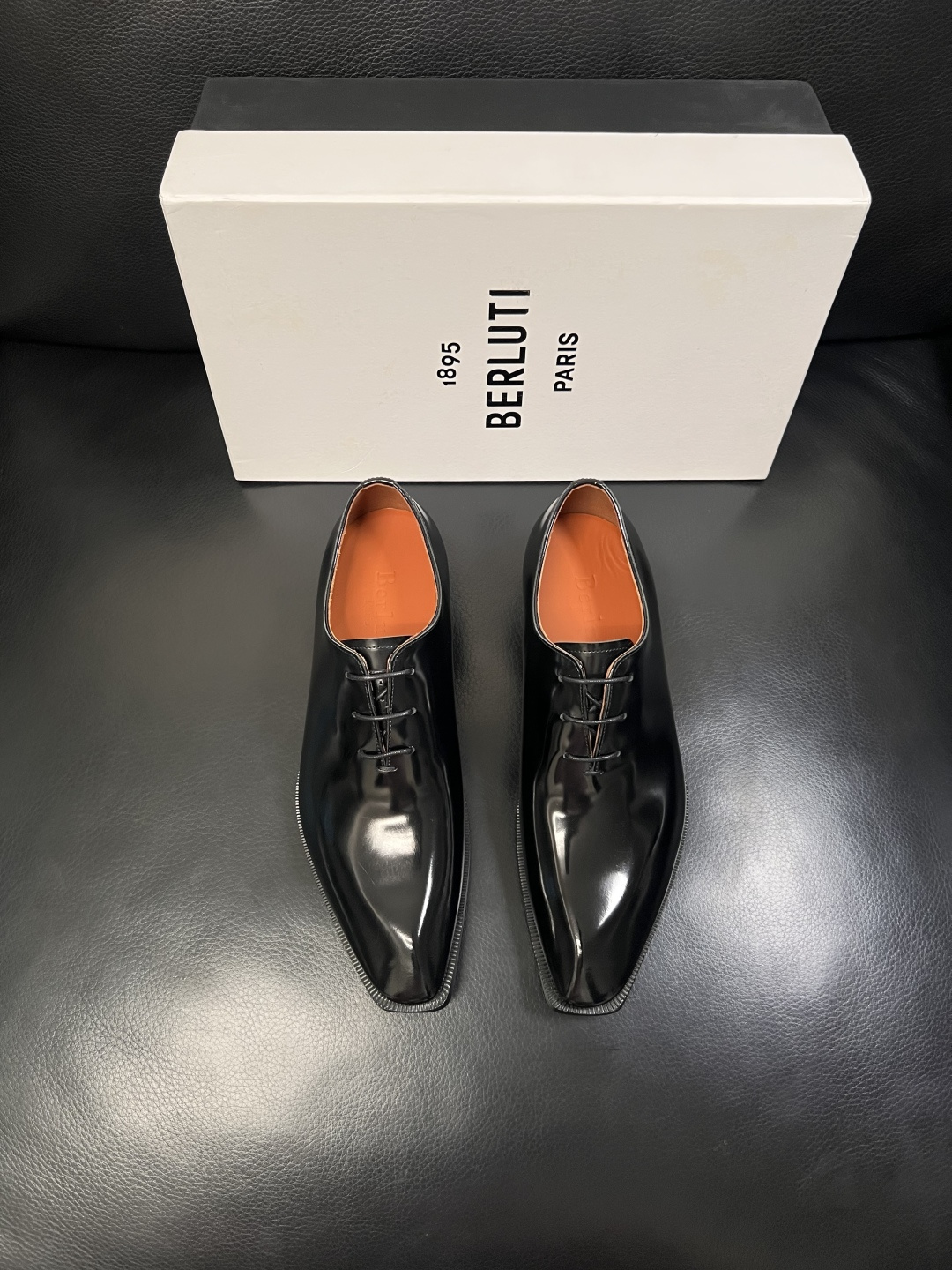 Berluti  顶级代购  布鲁提 专柜同步发售原厂配置，意大利进口牛皮面料，全进口水染牛皮里垫，鞋底