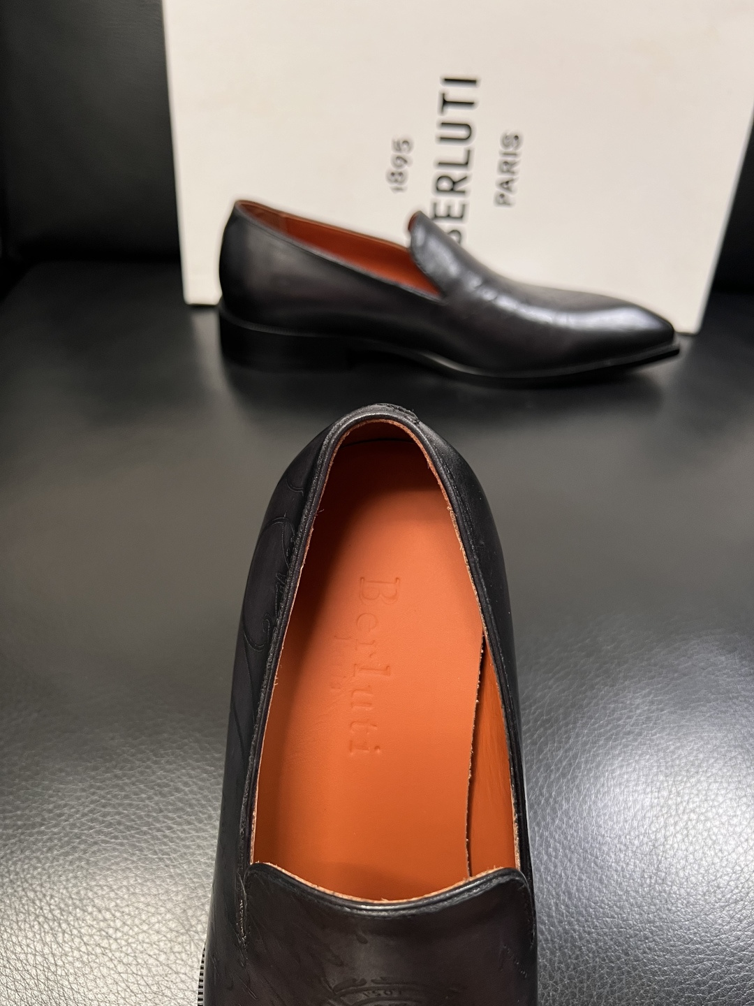 Berluti  顶级代购  布鲁提 专柜同步发售原厂配置，意大利进口牛皮面料，全进口水染牛皮里垫，鞋底