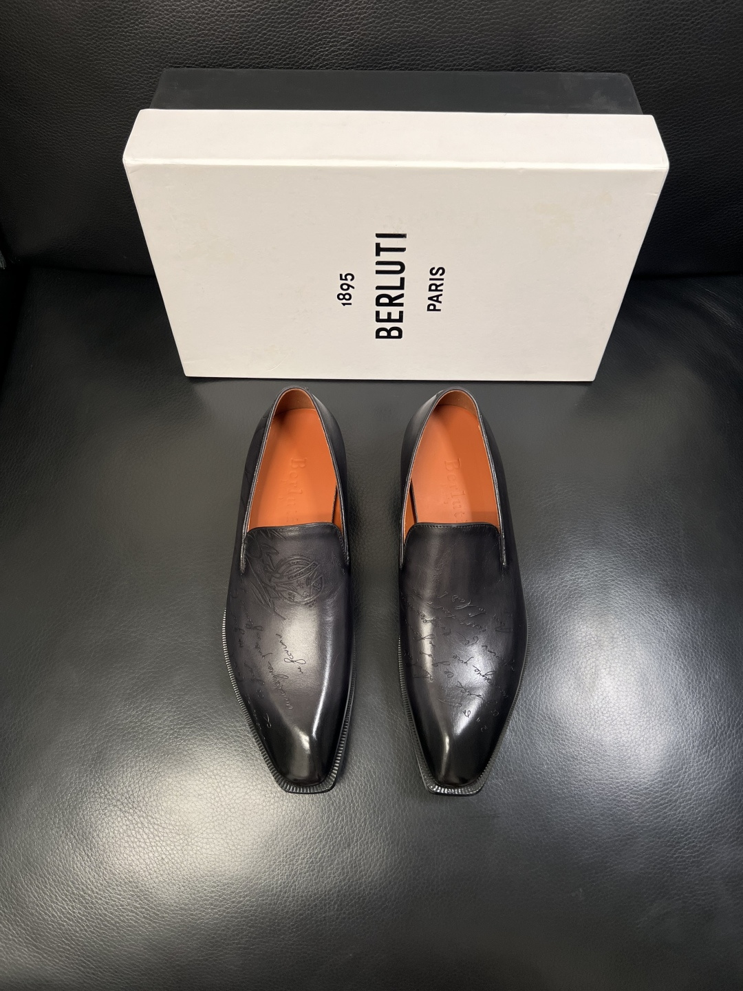 Berluti  顶级代购  布鲁提 专柜同步发售原厂配置，意大利进口牛皮面料，全进口水染牛皮里垫，鞋底