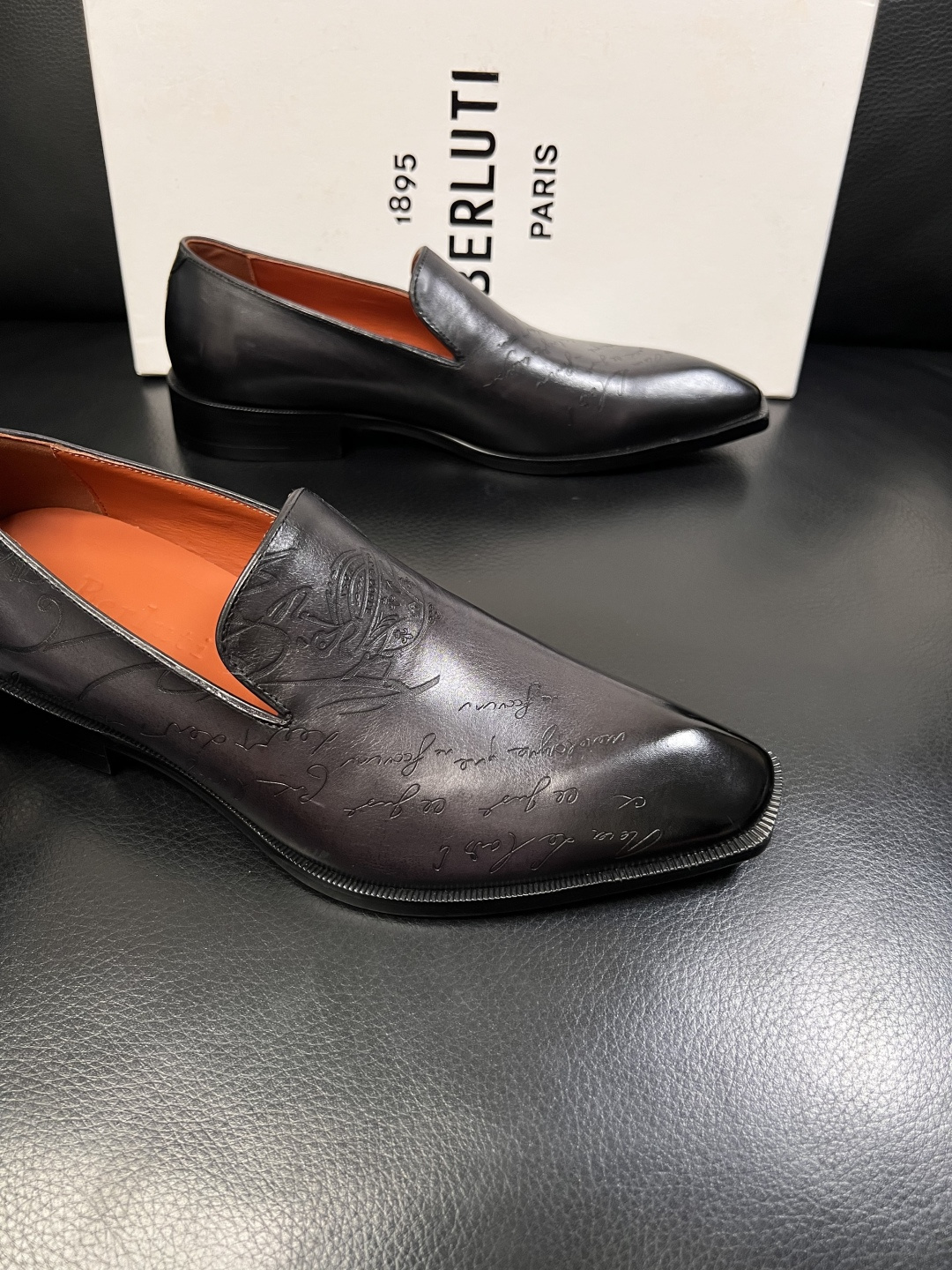 Berluti  顶级代购  布鲁提 专柜同步发售原厂配置，意大利进口牛皮面料，全进口水染牛皮里垫，鞋底