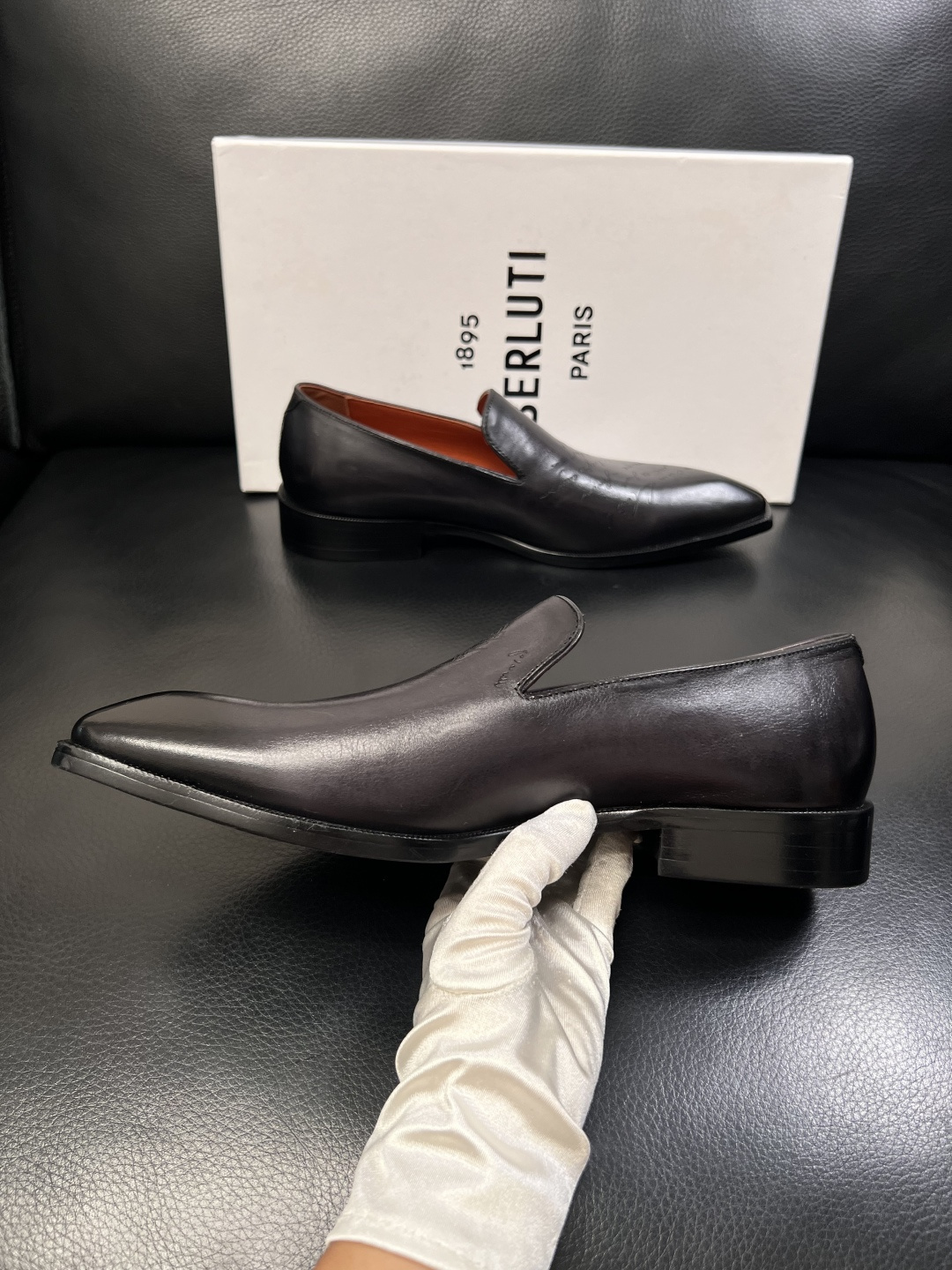 Berluti  顶级代购  布鲁提 专柜同步发售原厂配置，意大利进口牛皮面料，全进口水染牛皮里垫，鞋底