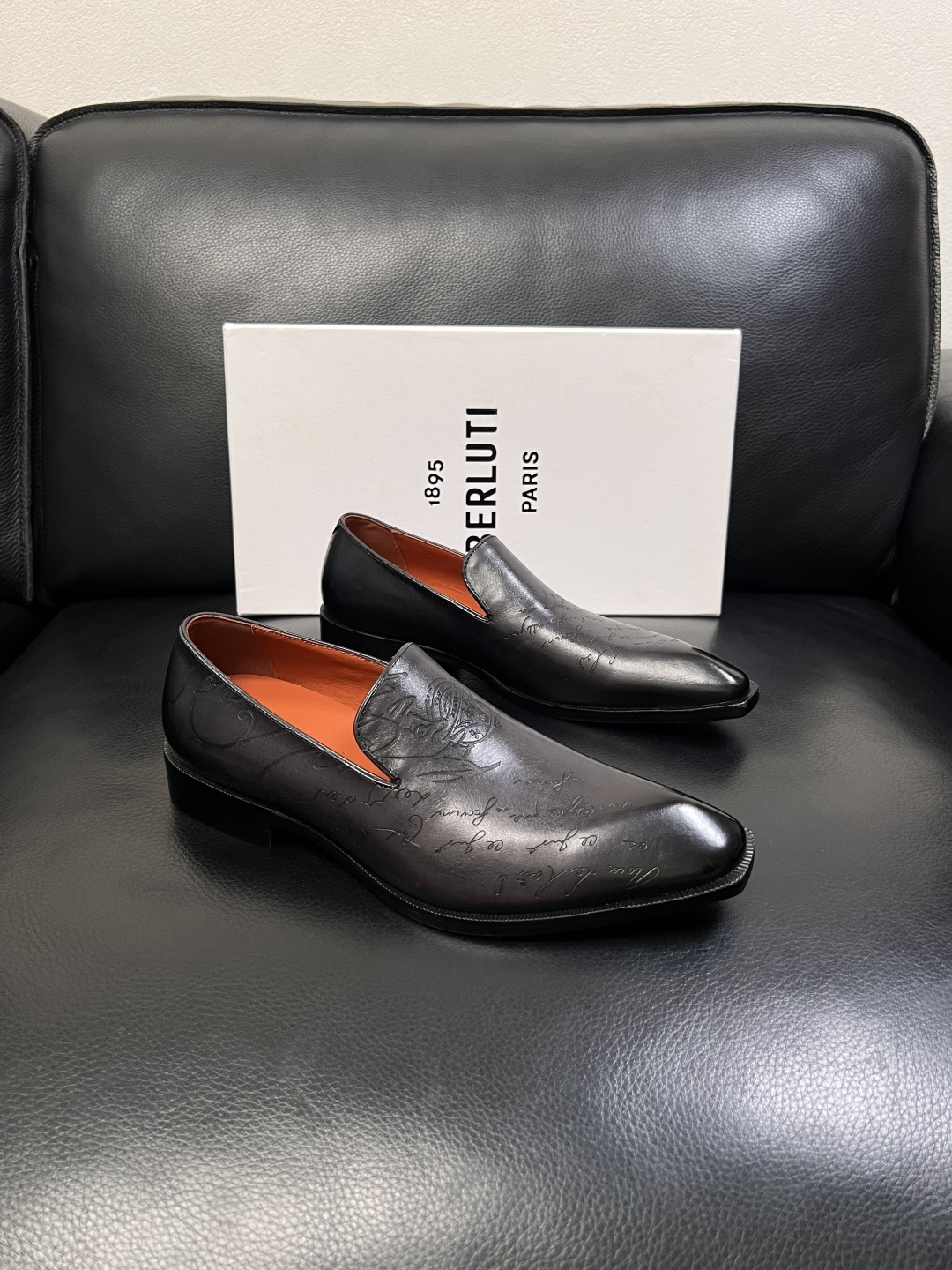 Berluti  顶级代购  布鲁提 专柜同步发售原厂配置，意大利进口牛皮面料，全进口水染牛皮里垫，鞋底