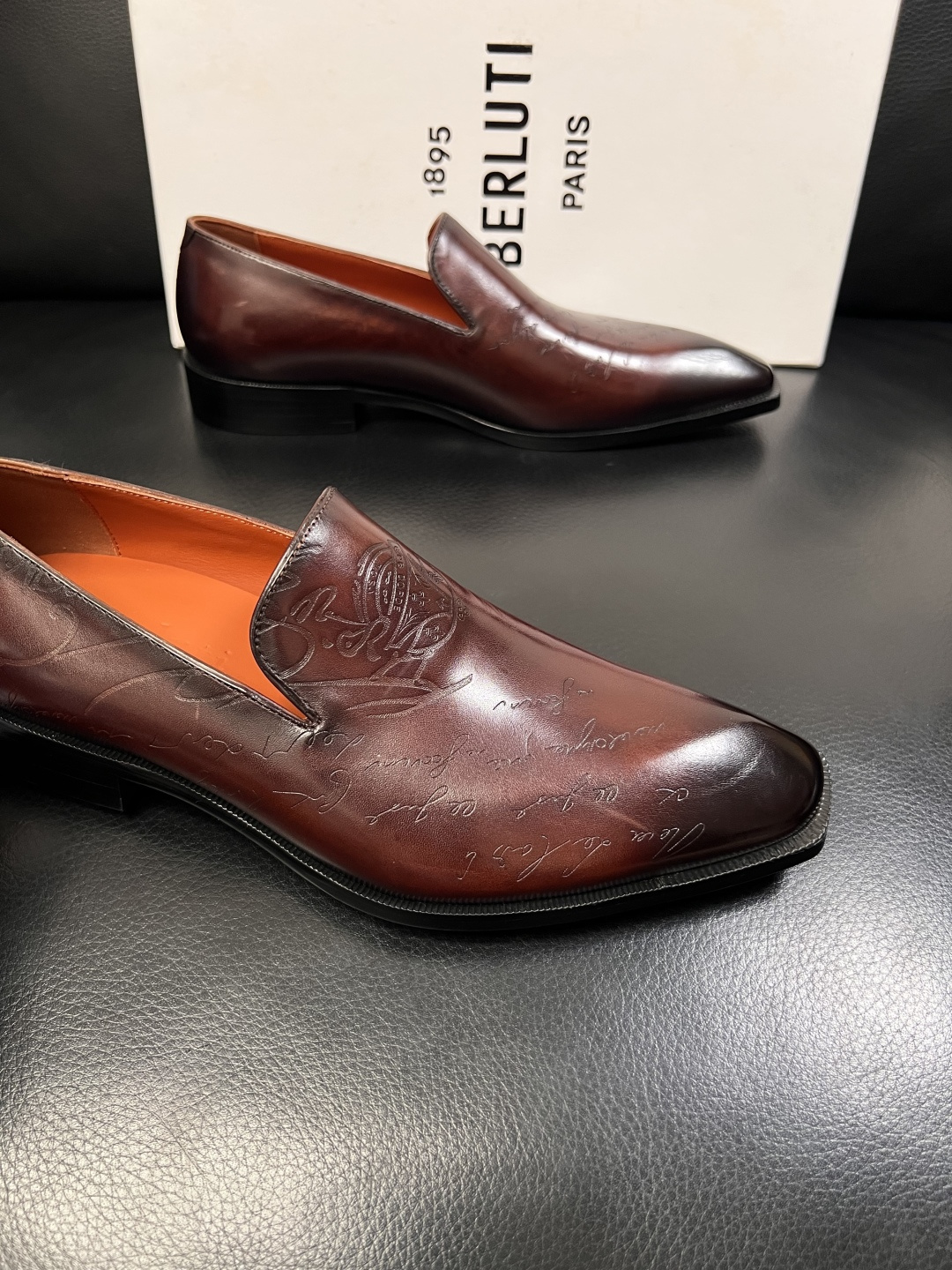 Berluti  顶级代购  布鲁提 专柜同步发售原厂配置，意大利进口牛皮面料，全进口水染牛皮里垫，鞋底