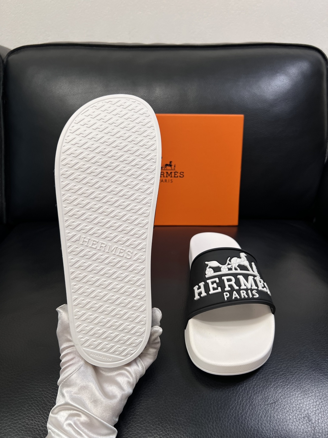 Hermes  高品质  顶级工艺品  爱马仕 拖鞋专柜同步发售原厂配置，意大利进口原版面料，高品质拼接