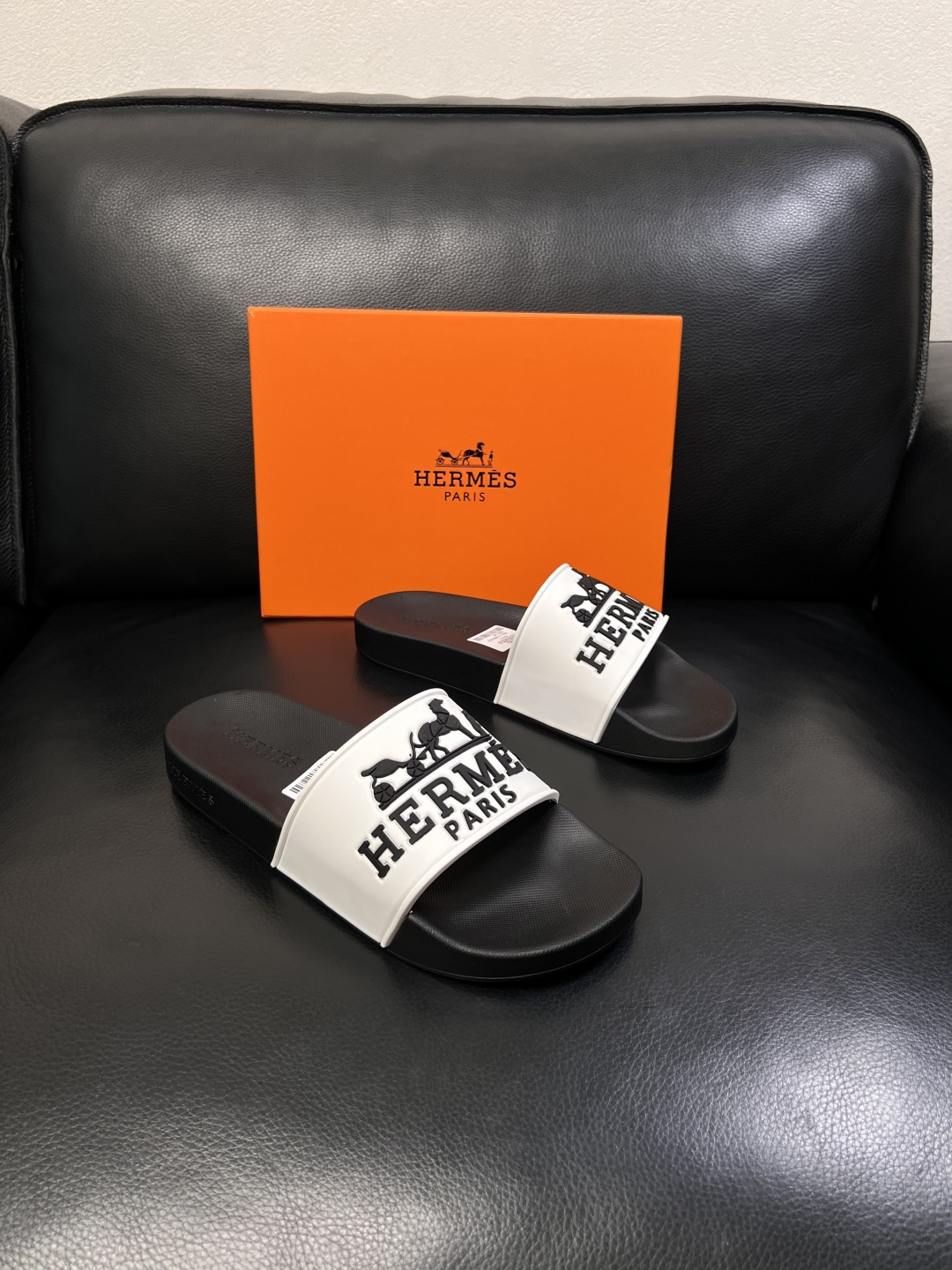 NO:852772,Hermes high-quality top crafts Hermès slippers are on sale at the same time at the counter with original factory configuration, original Italian fabrics, high-quality splicing technology, fully imported water-dyed cowhide linings, original soles specially provided by the original factory and super comfortable, original factory orders, code number 39-44 (custom-made 38 45), hermes, hermes, slippers, cowhide19860909Hermes 高品质 顶级工艺品 爱马仕 拖鞋专柜同步发售原厂配置,意大利进口原版面料,高品质拼接工艺,全进口水染牛皮里垫,鞋底原厂特供原版底超级舒适,原厂跟单货 码数 39-44（ 订做 38 45）,,hermes,hermes,slippers,cowhide,Men's shoes
