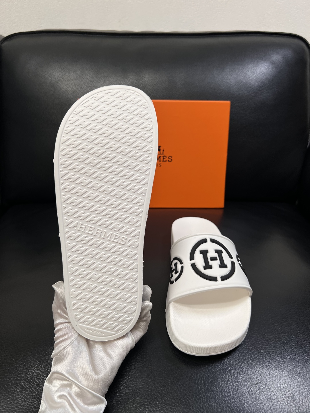 Hermes  高品质  顶级工艺品  爱马仕 拖鞋专柜同步发售原厂配置，意大利进口原版面料，高品质拼接