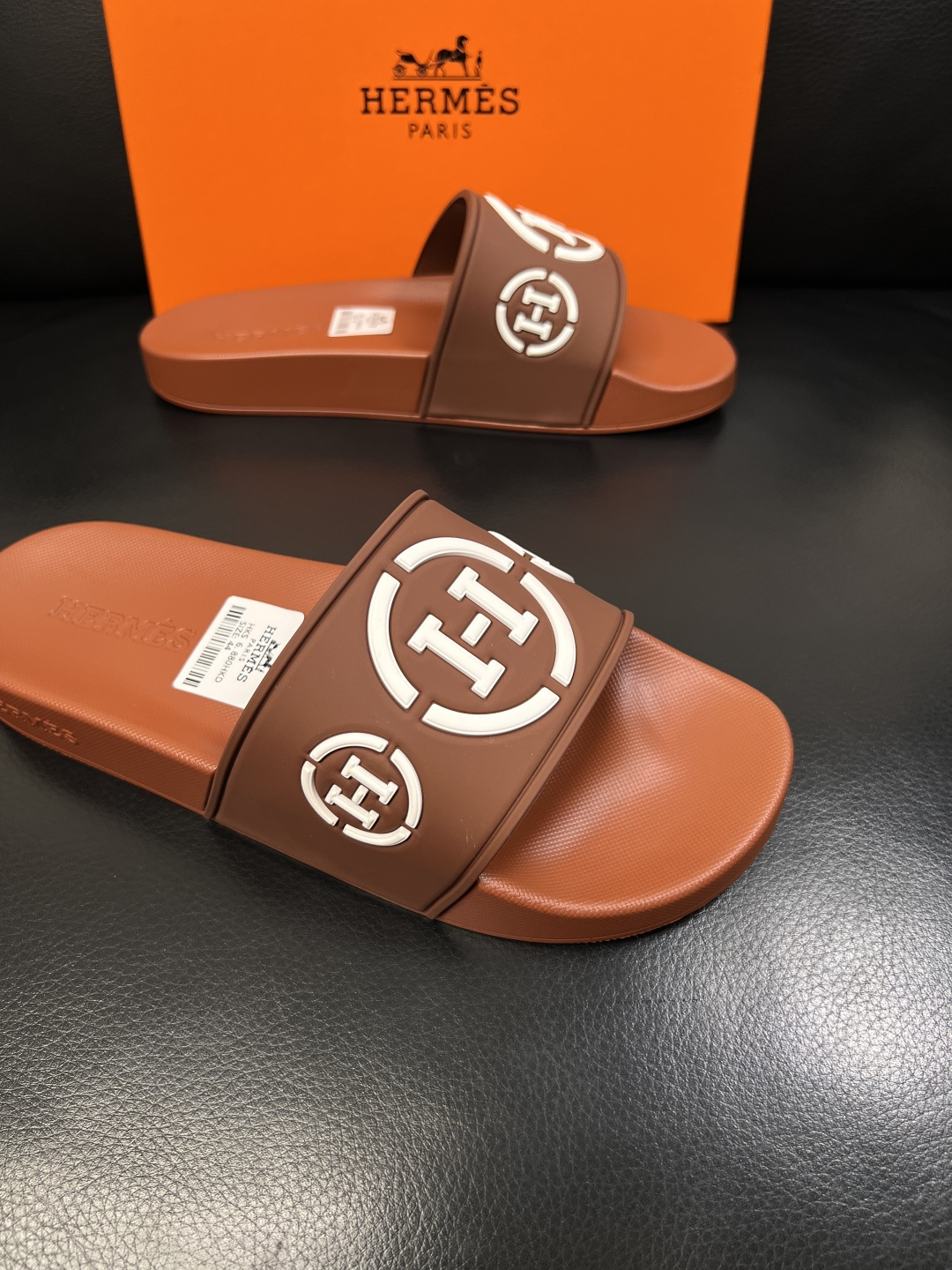 Hermes  高品质  顶级工艺品  爱马仕 拖鞋专柜同步发售原厂配置，意大利进口原版面料，高品质拼接