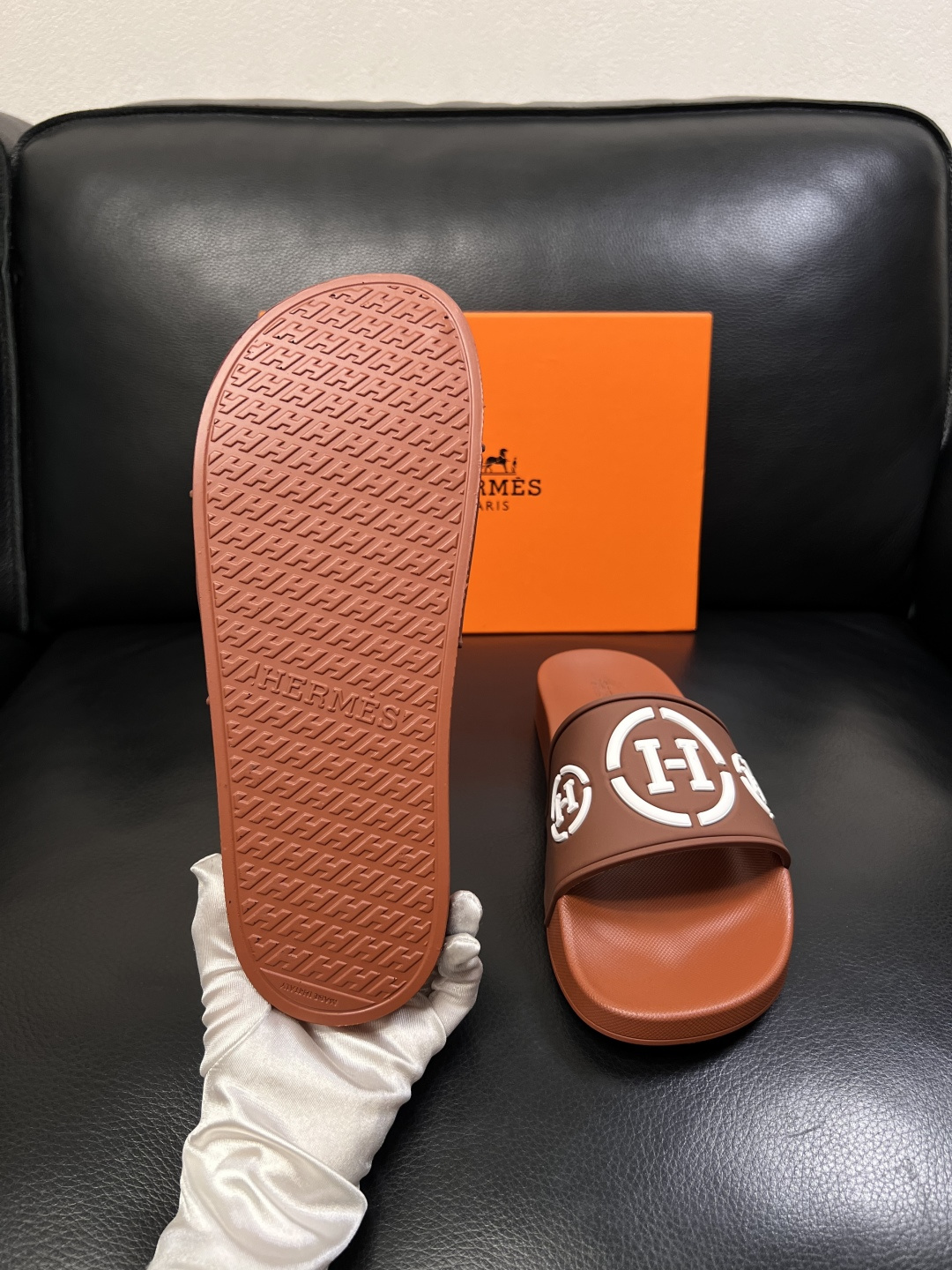 Hermes  高品质  顶级工艺品  爱马仕 拖鞋专柜同步发售原厂配置，意大利进口原版面料，高品质拼接