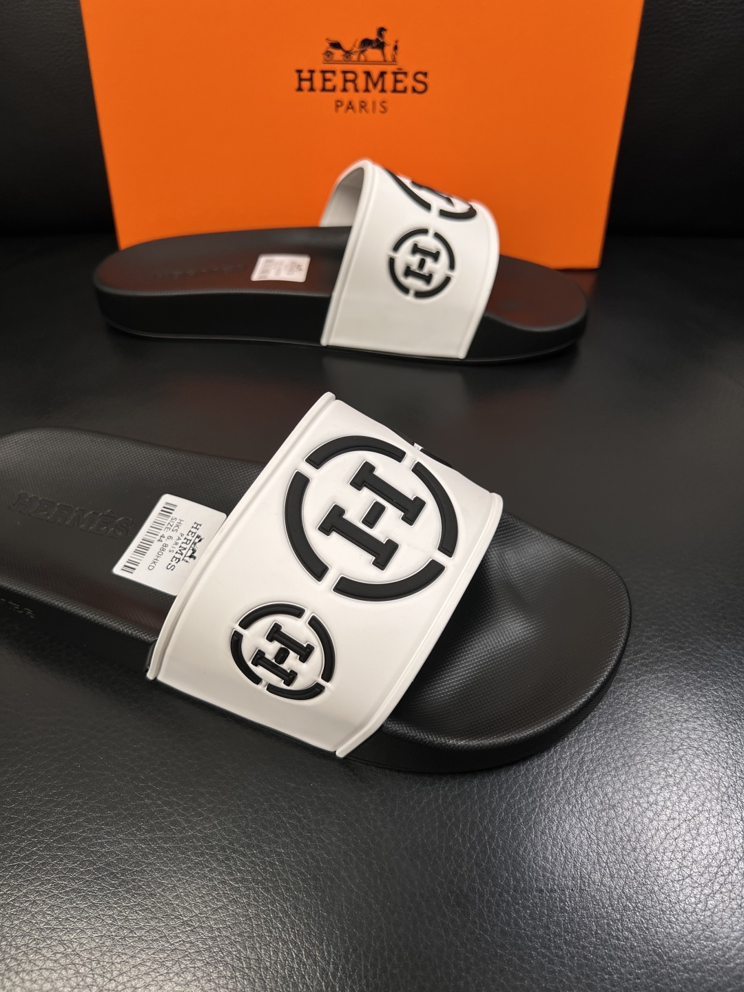 Hermes  高品质  顶级工艺品  爱马仕 拖鞋专柜同步发售原厂配置，意大利进口原版面料，高品质拼接