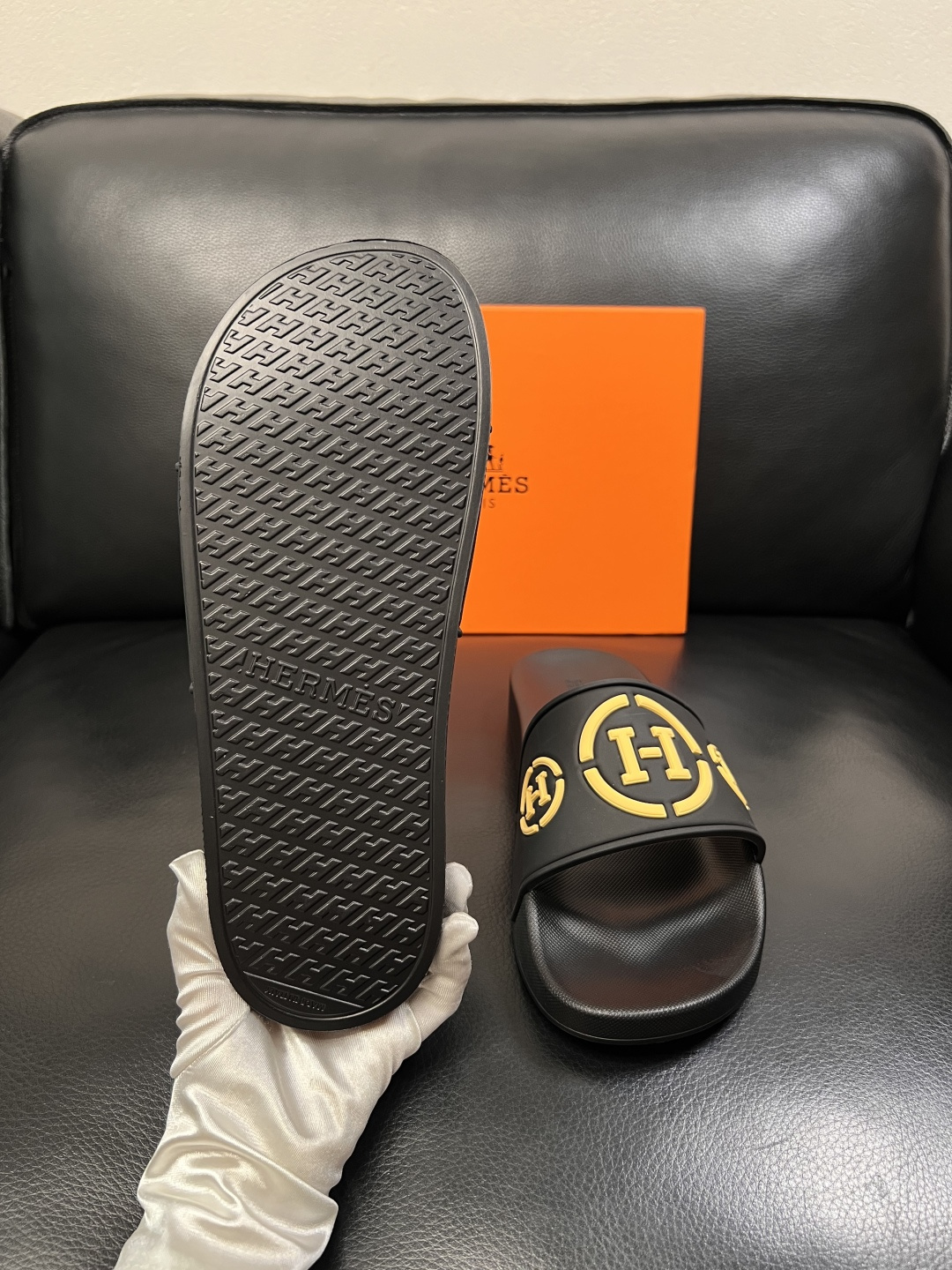 Hermes  高品质  顶级工艺品  爱马仕 拖鞋专柜同步发售原厂配置，意大利进口原版面料，高品质拼接
