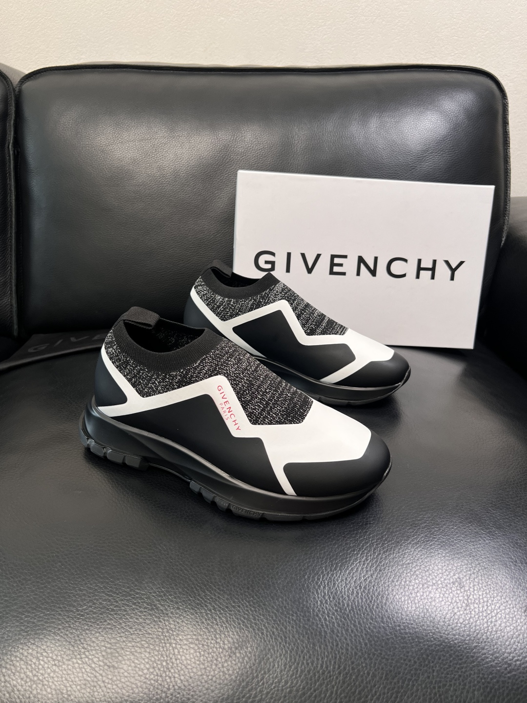 NO:851221,Only exchange code without refund. Givenchy high-quality Givenchy top handicrafts, new products at the counter simultaneously, uppers imported from Italy cowhide patchwork fabric, imported water-dyed cowhide lining, soles specially provided by the original factory, exclusive movable molded soles super comfortable, original factory single goods, code number 39-44,,givenchy,givenchy,cowhide19860909只换码不退 Givenchy 高品质 纪梵希 顶级工艺品 专柜新品同步,鞋面意大利进口牛皮拼布面料,进口水染牛皮内里垫,鞋底原厂特供原版底,独家活动成型底超级舒适,原厂跟单货, 码数 39-44,,givenchy,givenchy,cowhide,Men's shoes